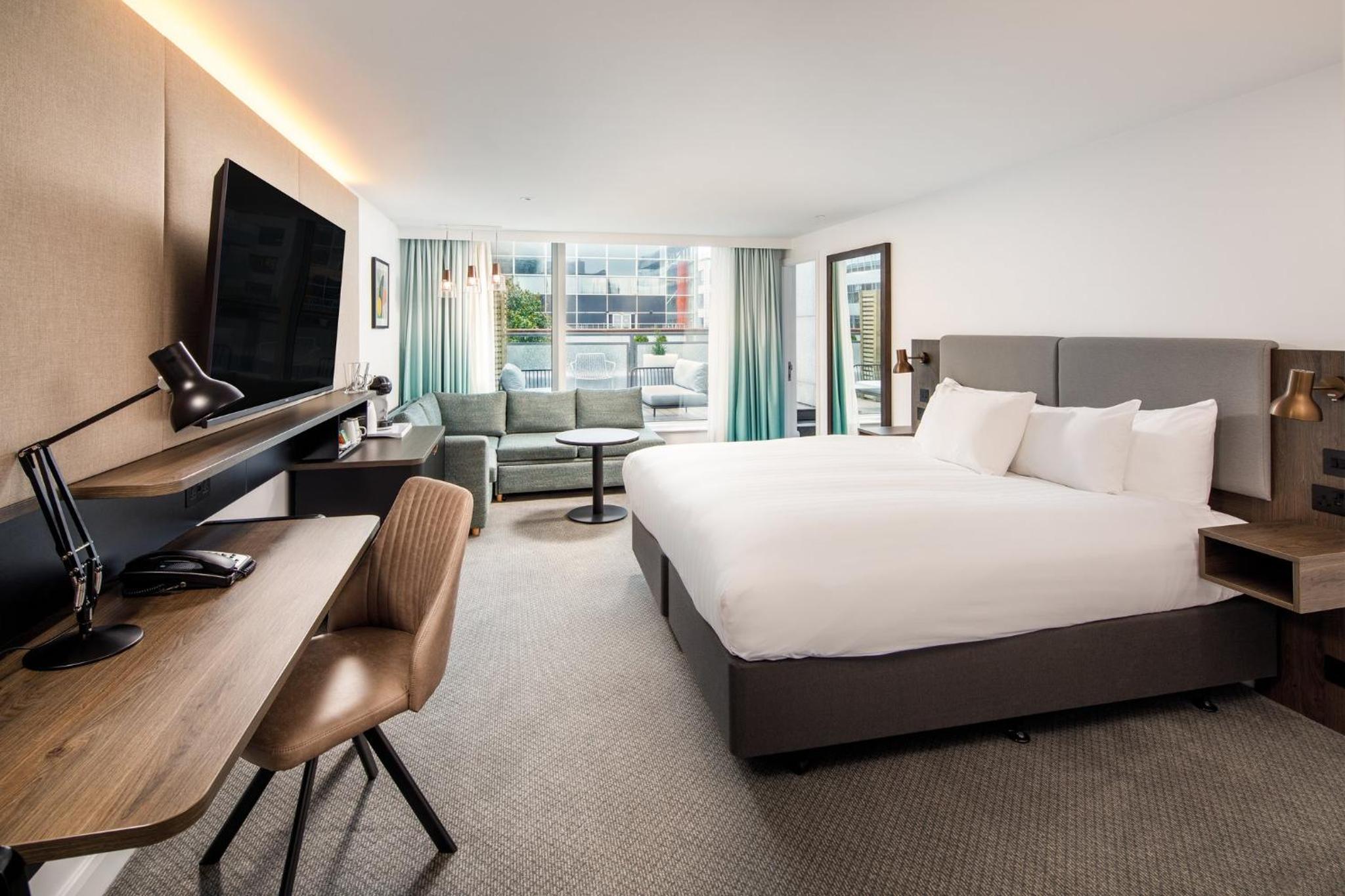 Premium Super King Room with Balcony - Photo 5