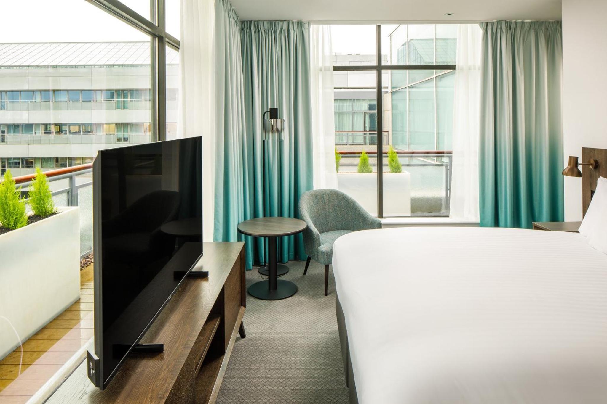 Premium Super King Room with Balcony - Photo 12