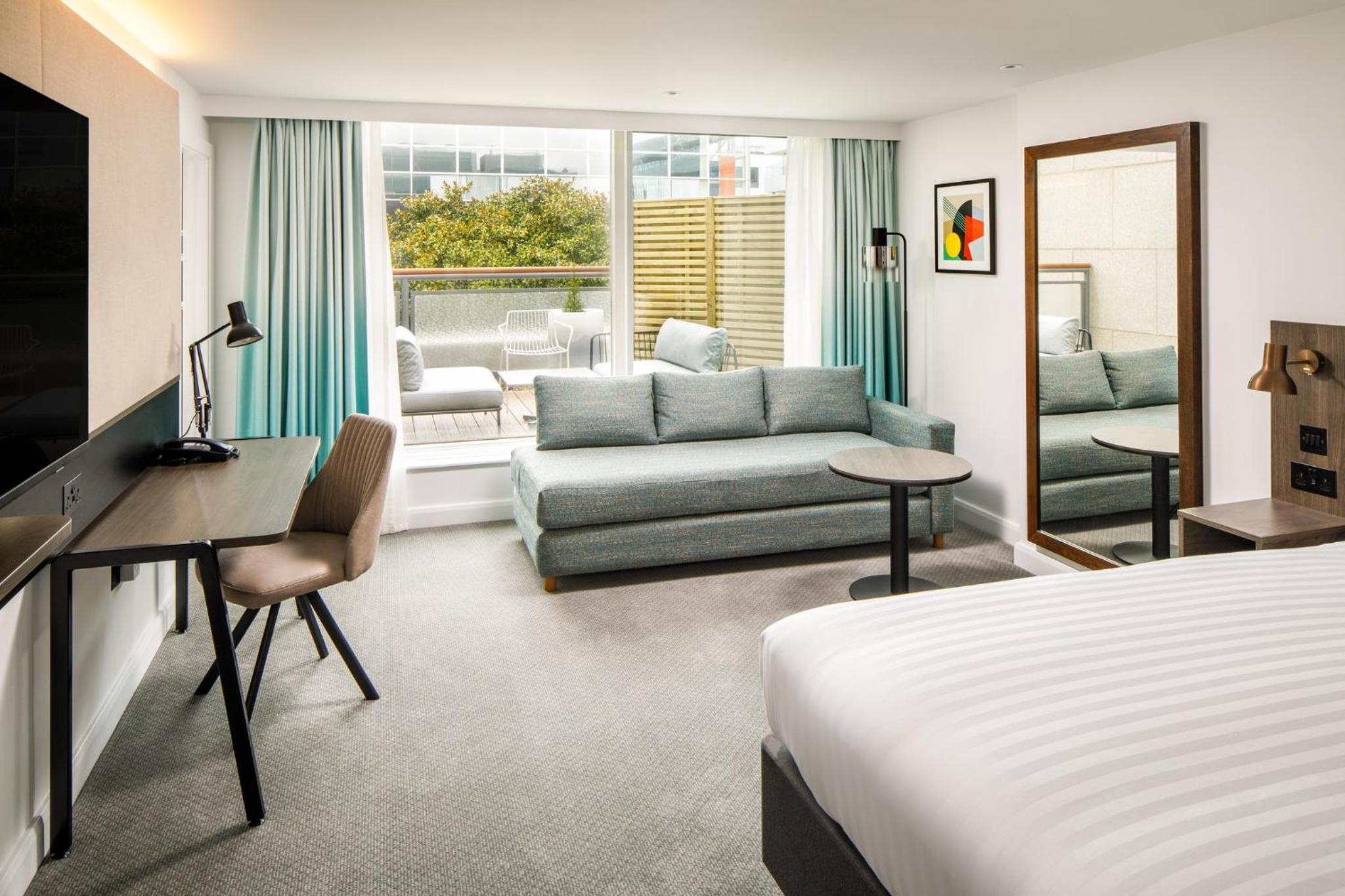 Premium Super King Room with Balcony - Photo 13