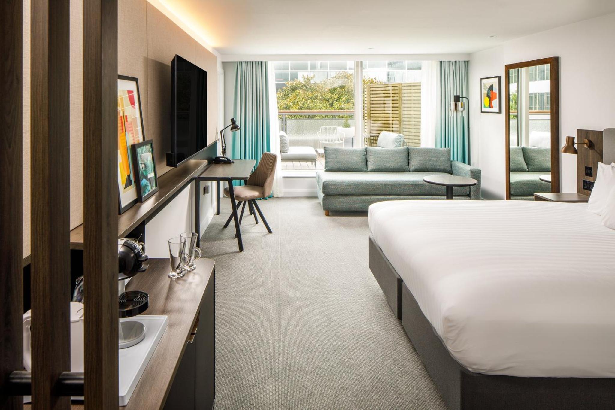 Premium Super King Room with Balcony - Photo 4