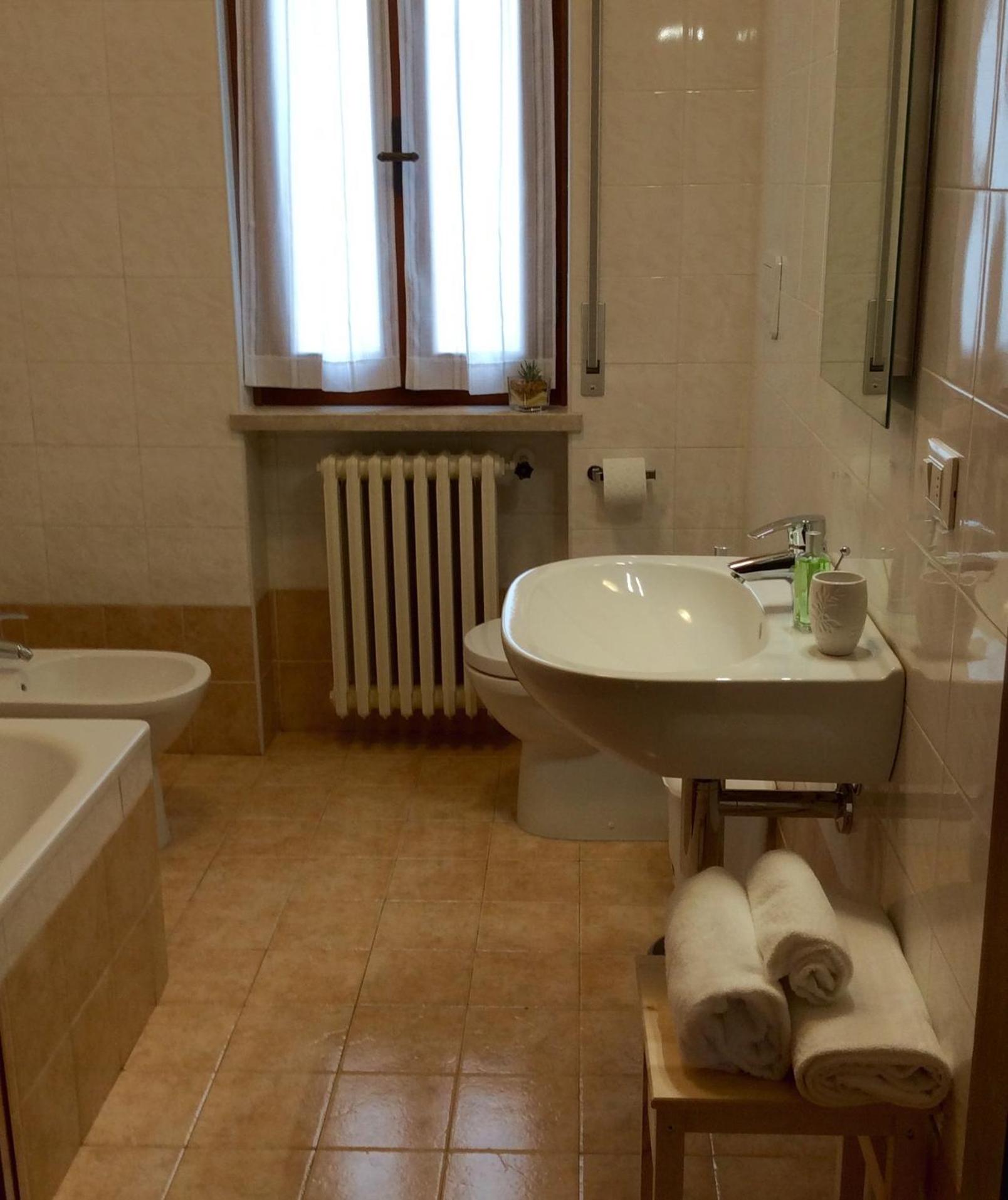 Deluxe Double Room with Garden View and Private Bathroom - Photo 9