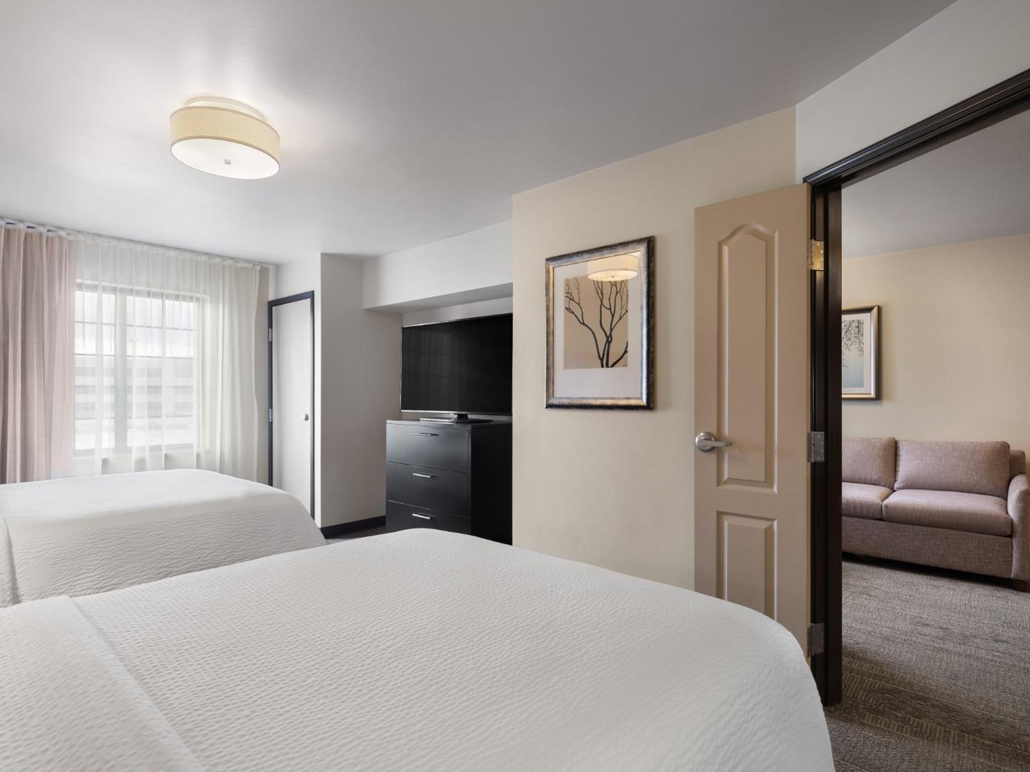 One-Bedroom Queen Suite - Hearing Accessible - Non-Smoking photo 3