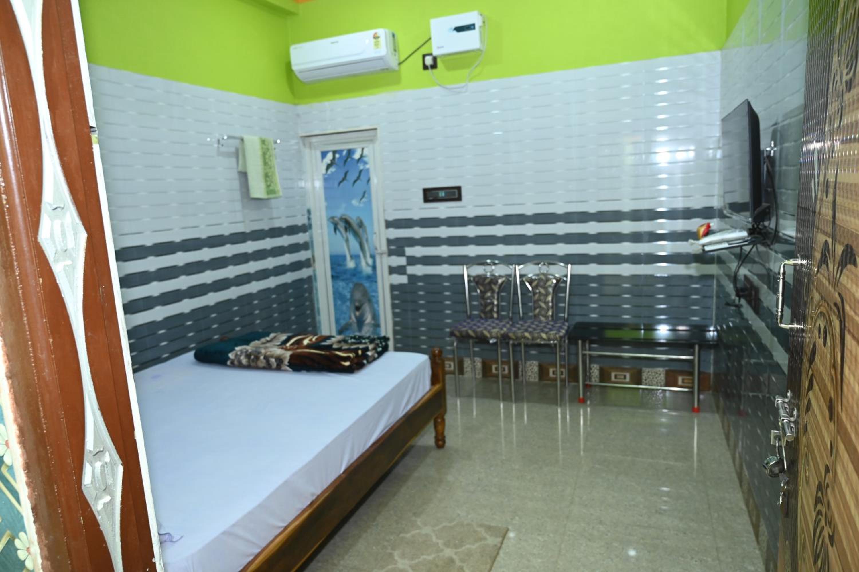 Deluxe Double Room (2 Adults + 1 Child) - Photo 16
