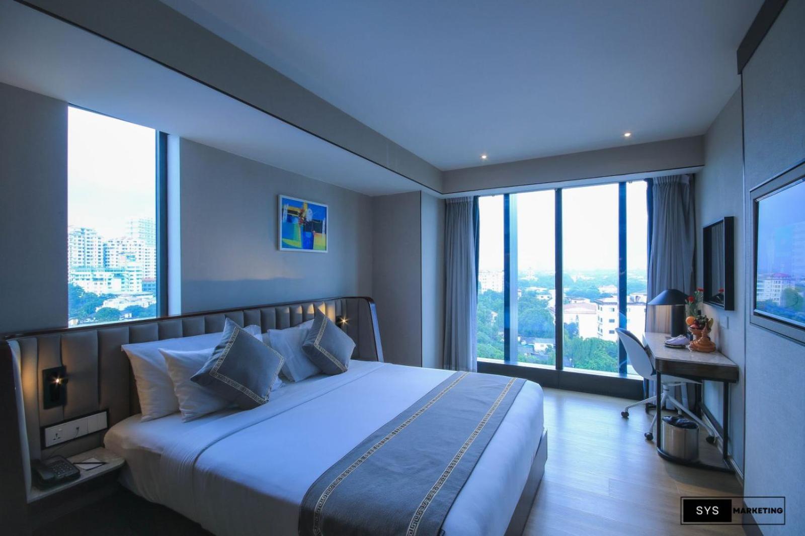 Deluxe King Room - Photo 3