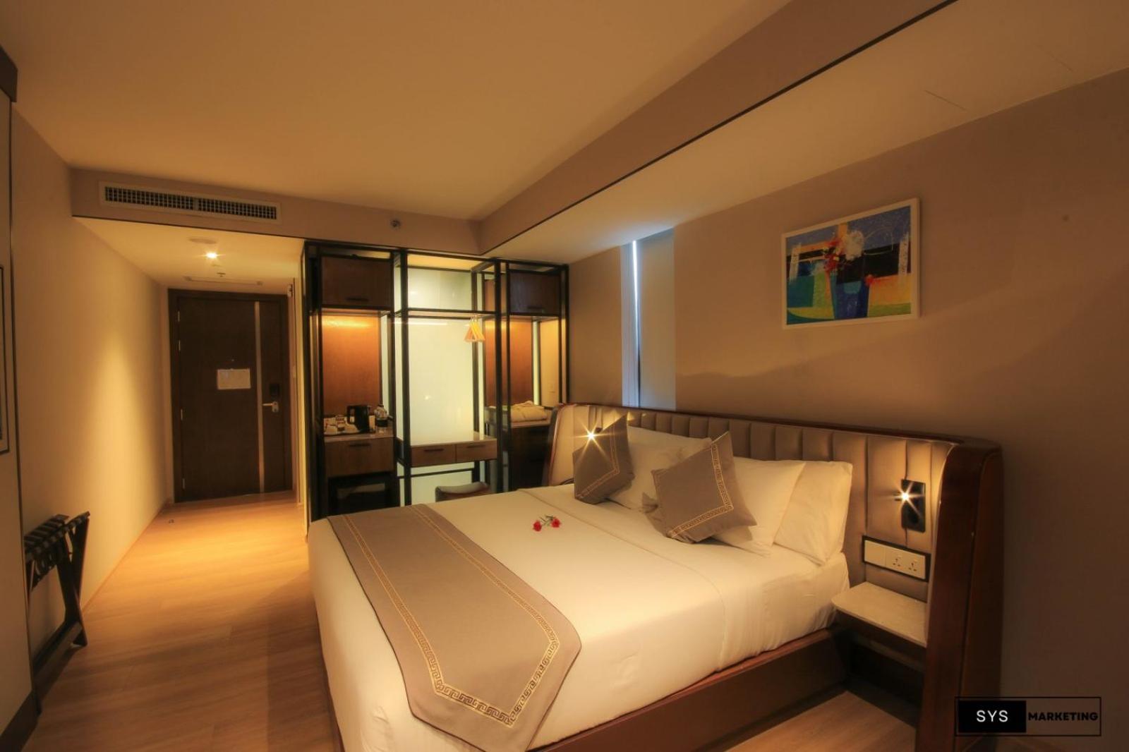 Deluxe King Room - Photo 2