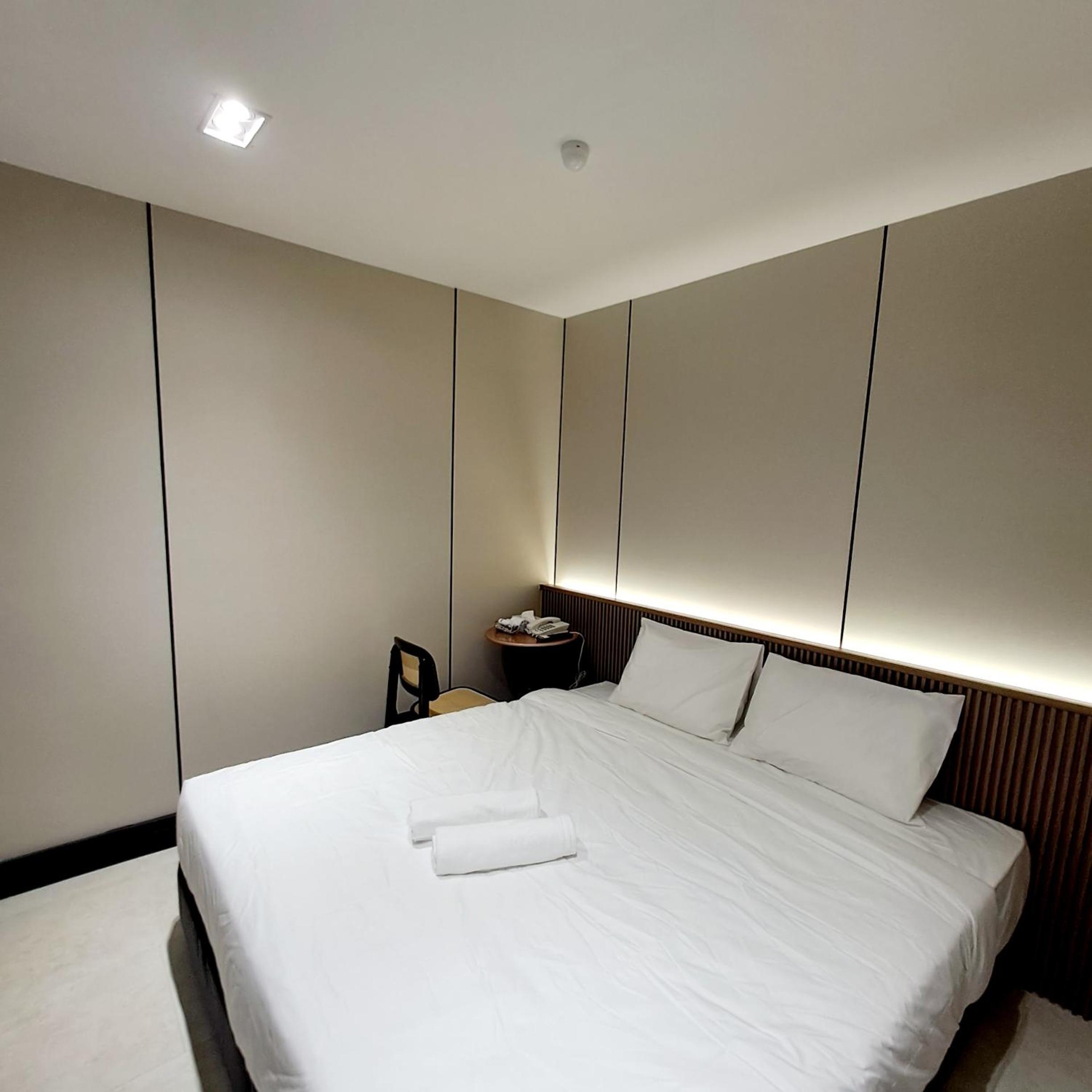 Deluxe King Room - Photo 2
