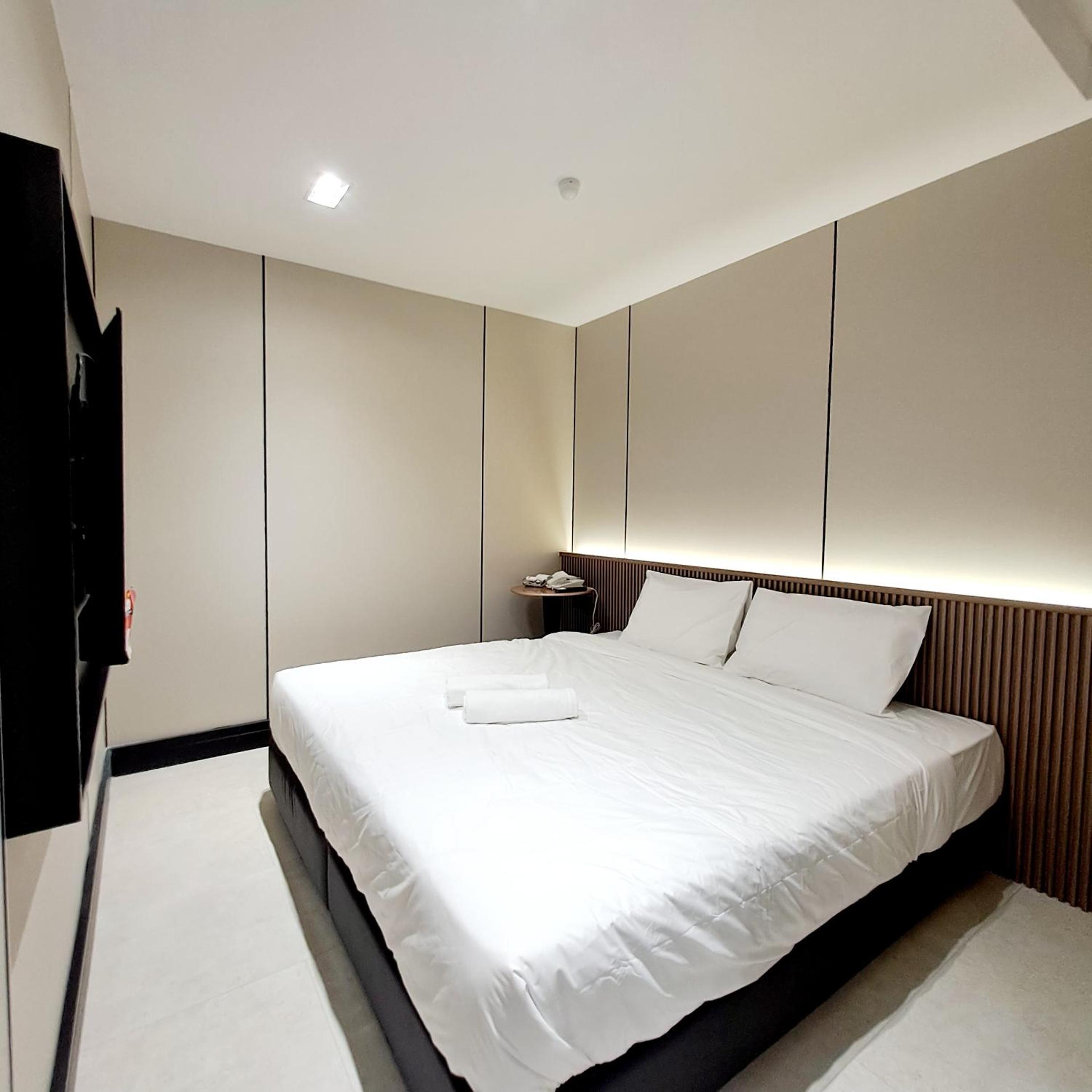 Deluxe King Room - Photo 1