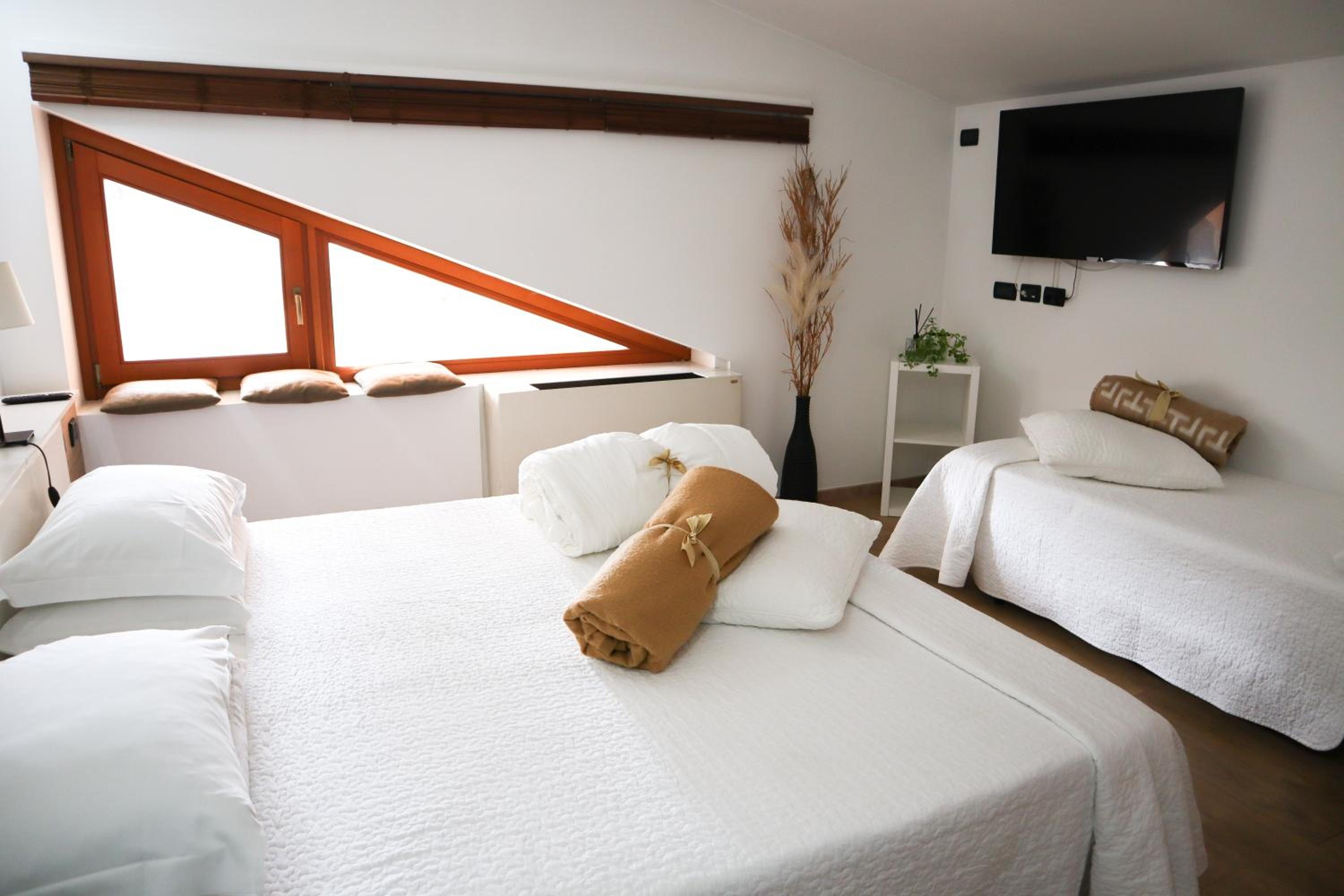 Two-Bedroom Suite (5 Adults) photo 3