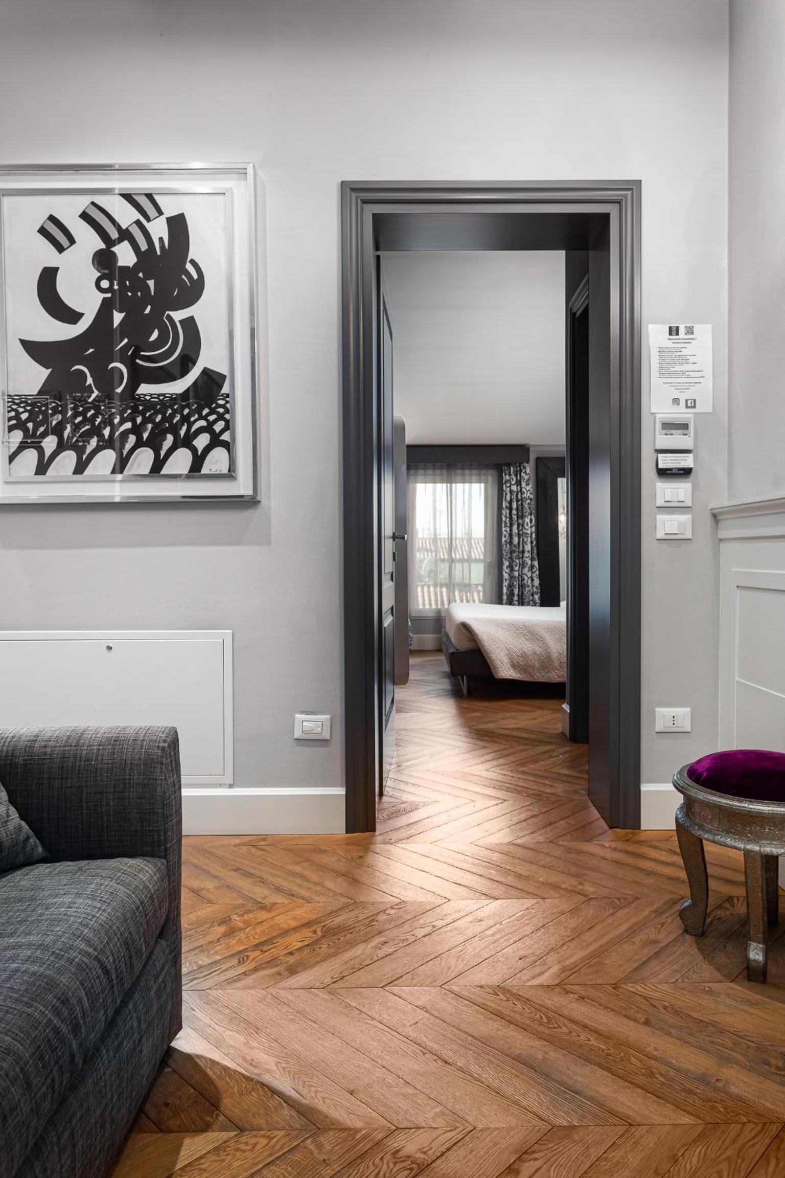 Junior Suite with Balcony - Photo 4