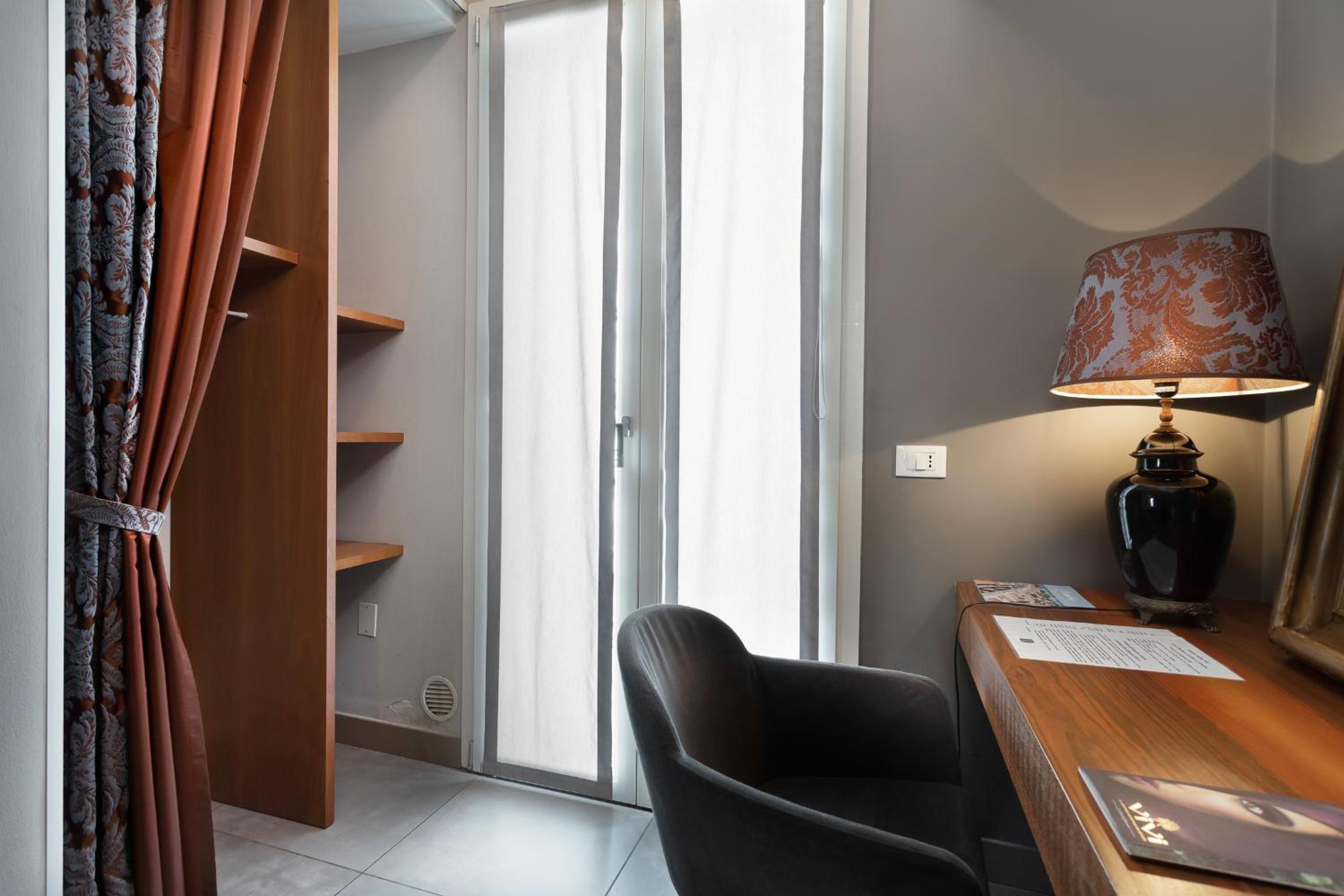 Junior Suite with Balcony - Photo 5