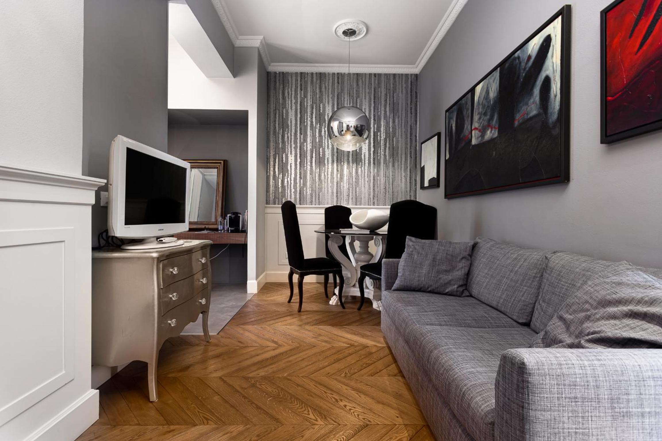 Junior Suite with Balcony - Photo 3