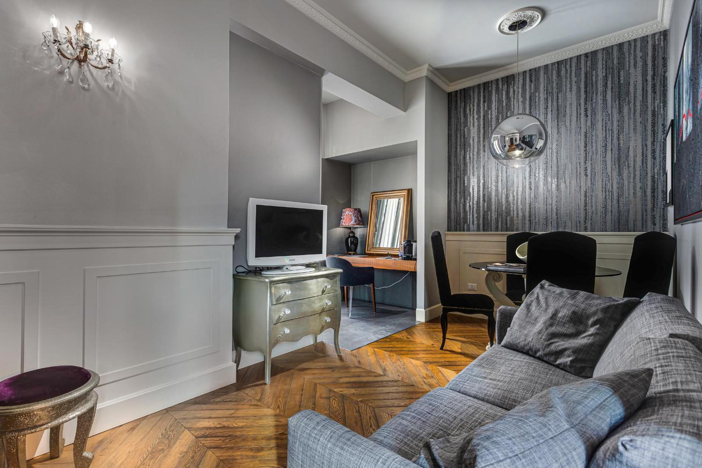 Junior Suite with Balcony - Photo 6