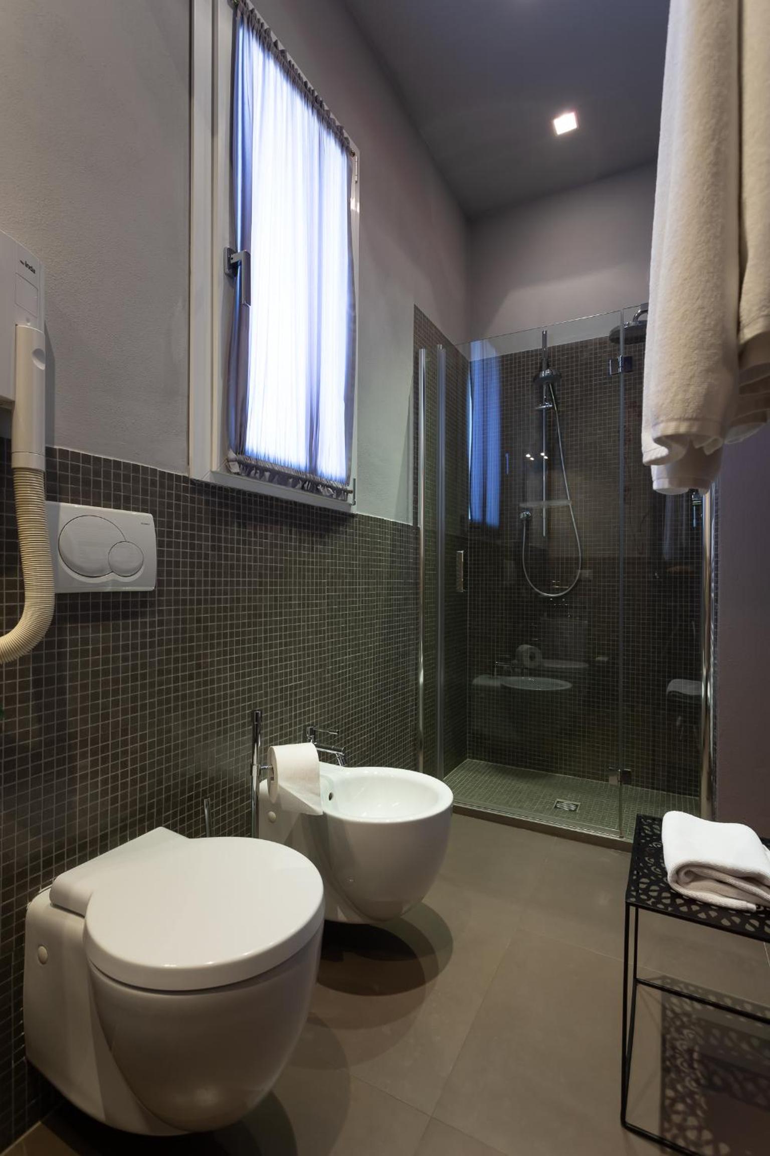 Junior Suite with Balcony - Photo 7