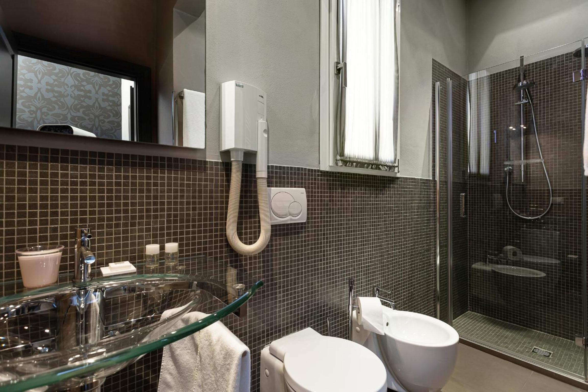 Junior Suite with Balcony - Photo 8