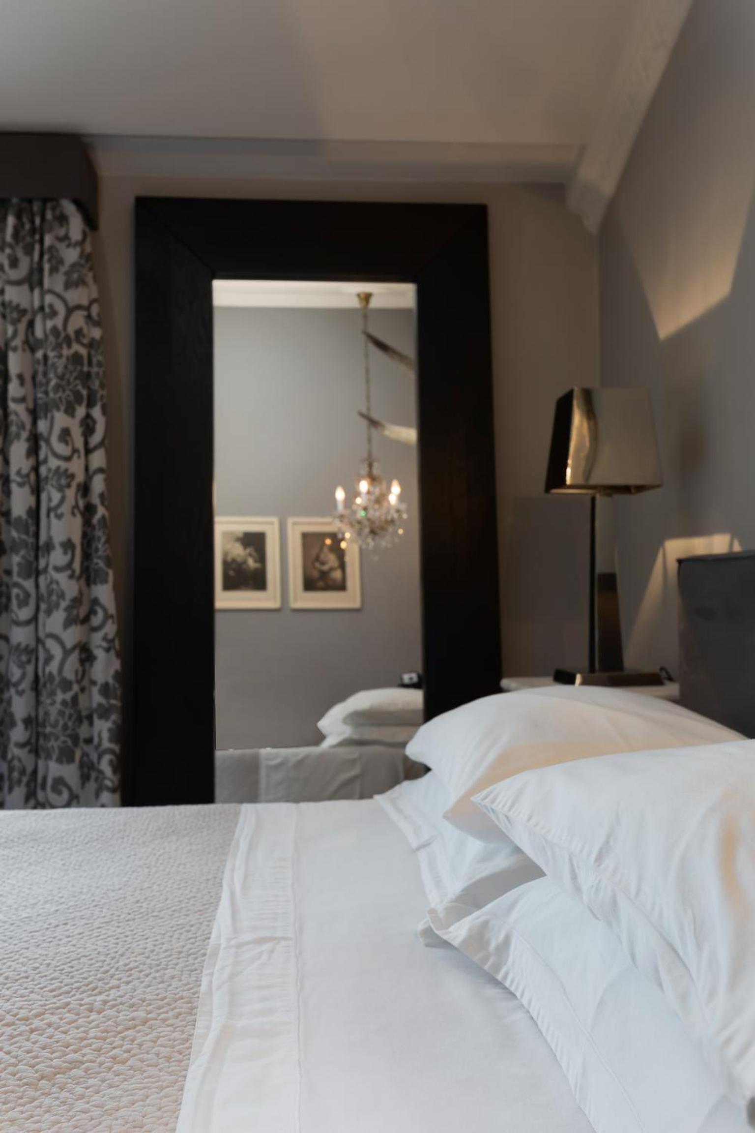 Junior Suite with Balcony - Photo 9