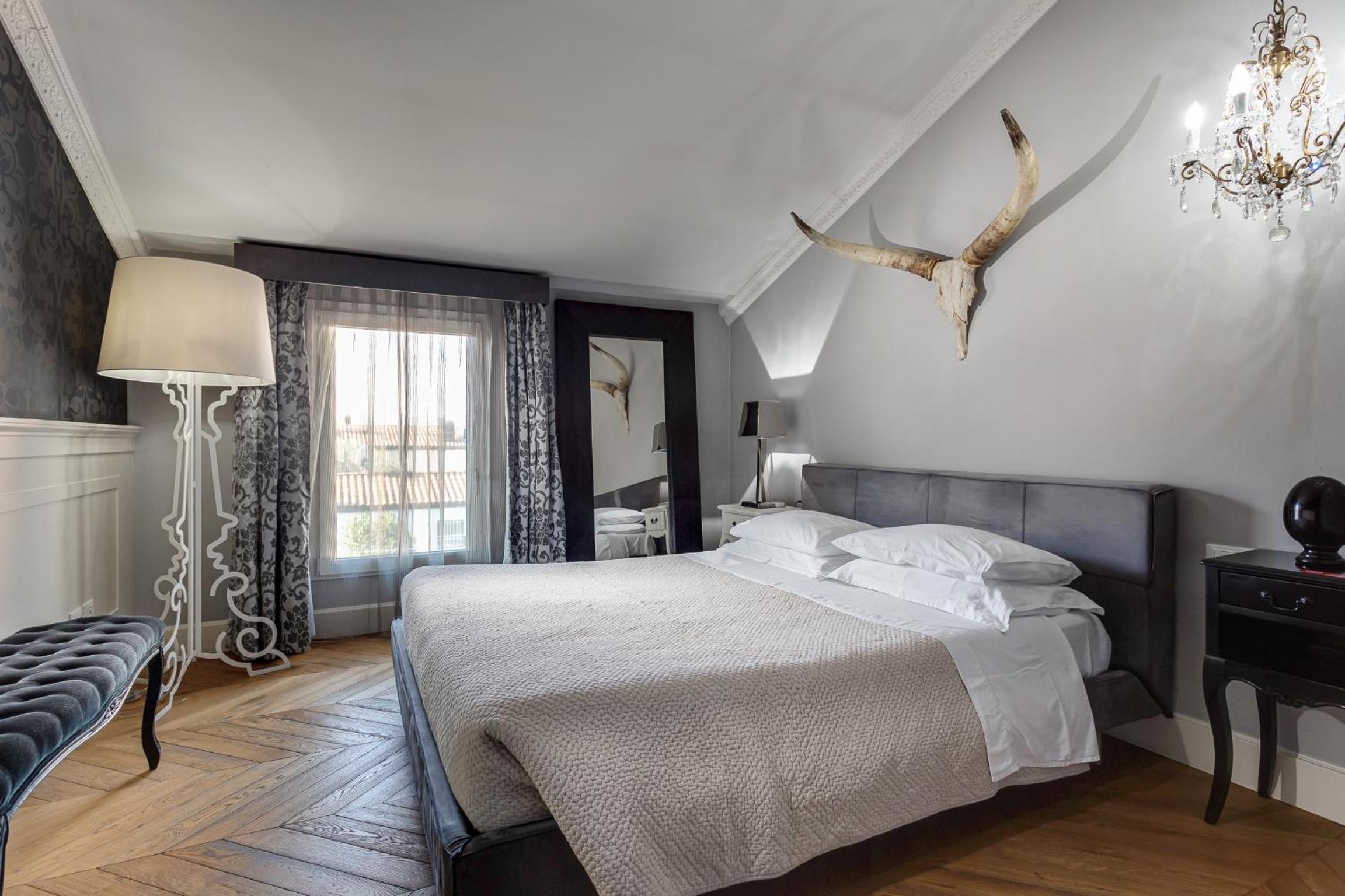 Junior Suite with Balcony - Photo 1
