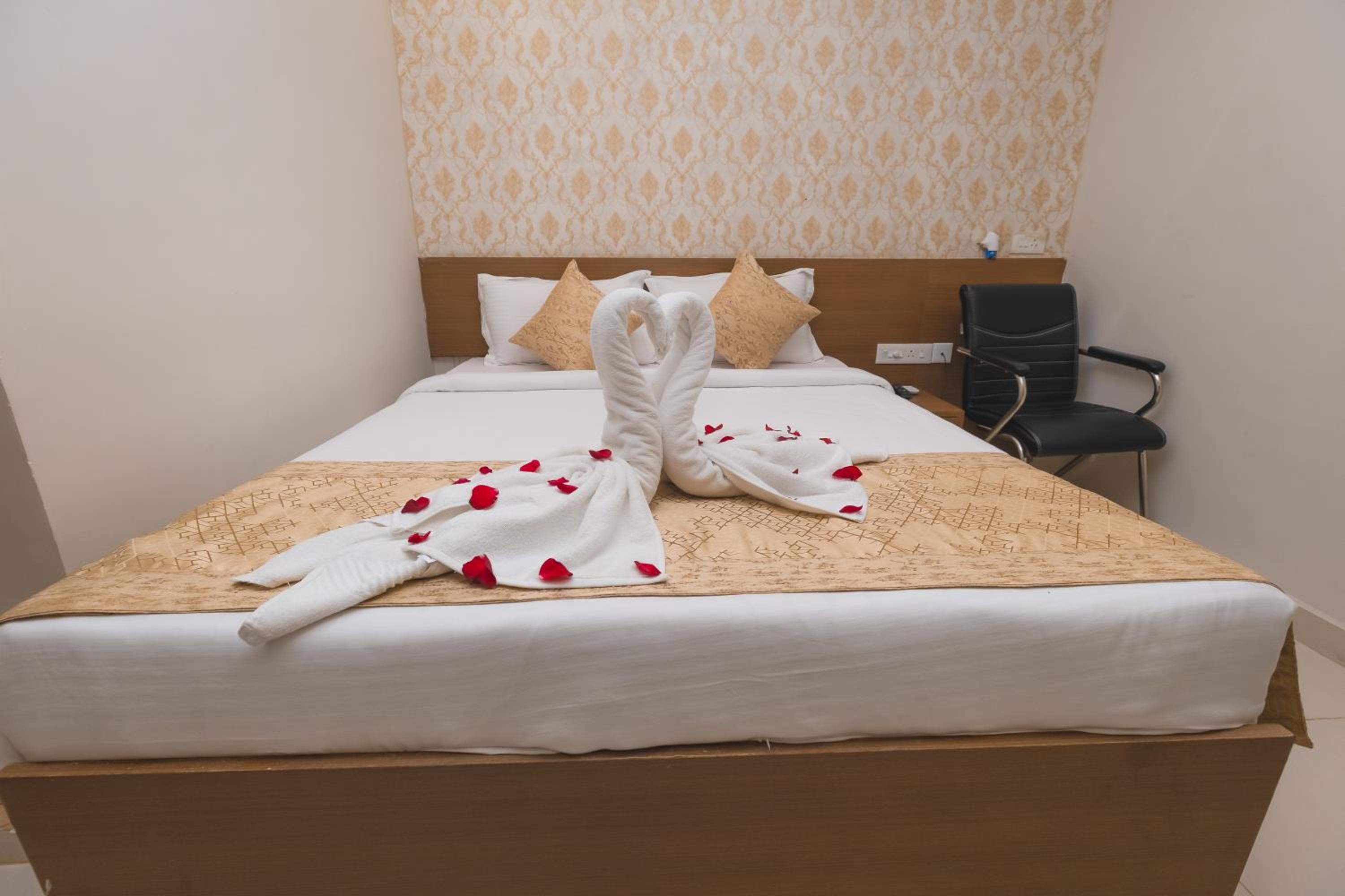 Deluxe Queen Room - Photo 6