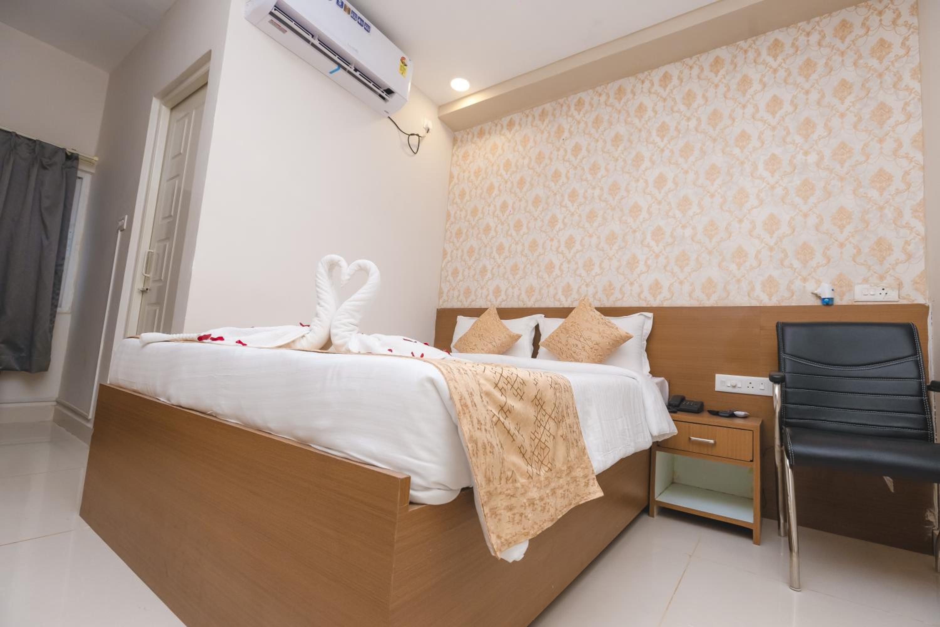 Deluxe Queen Room - Photo 7