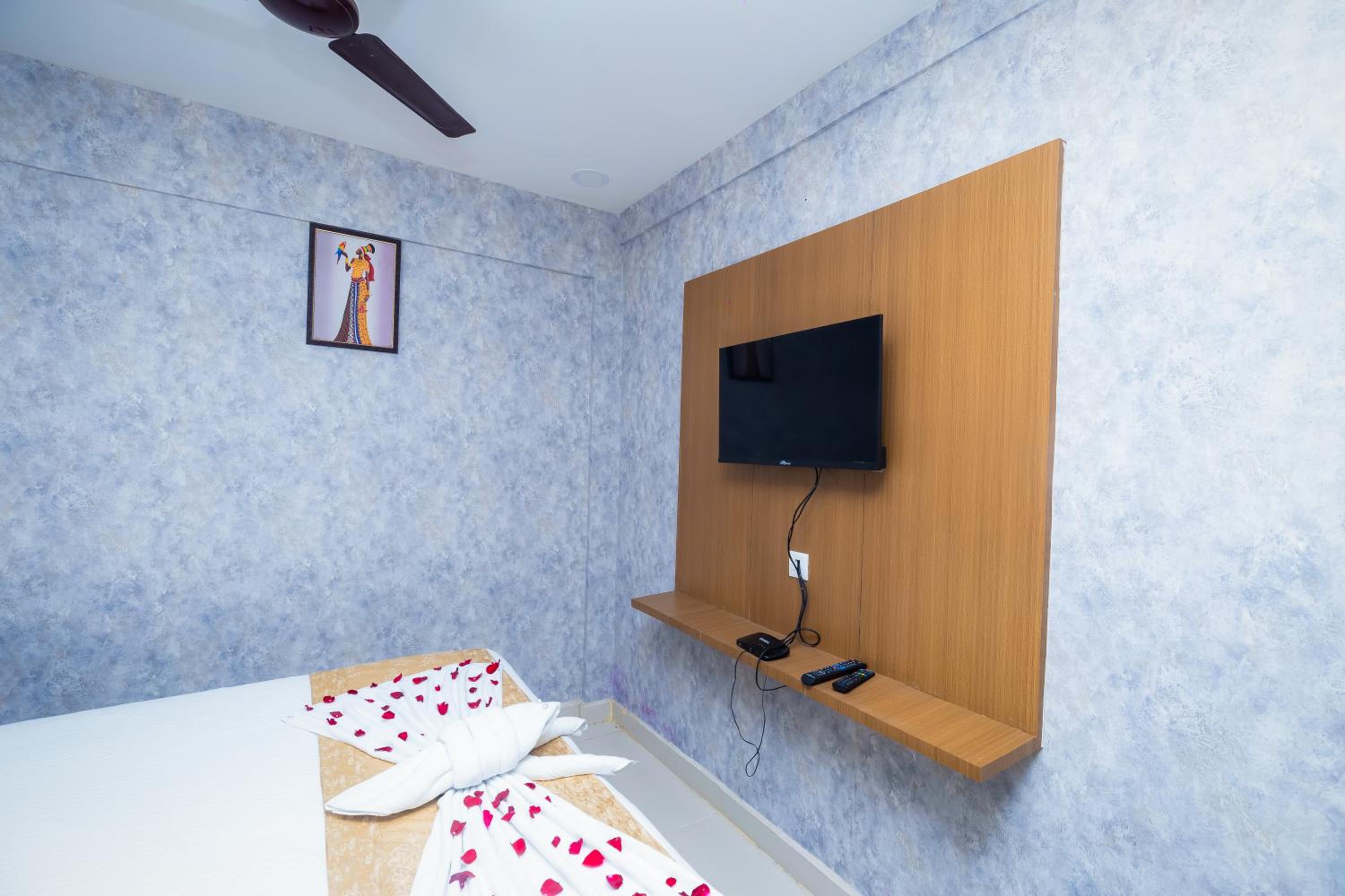 Deluxe Queen Room - Photo 9