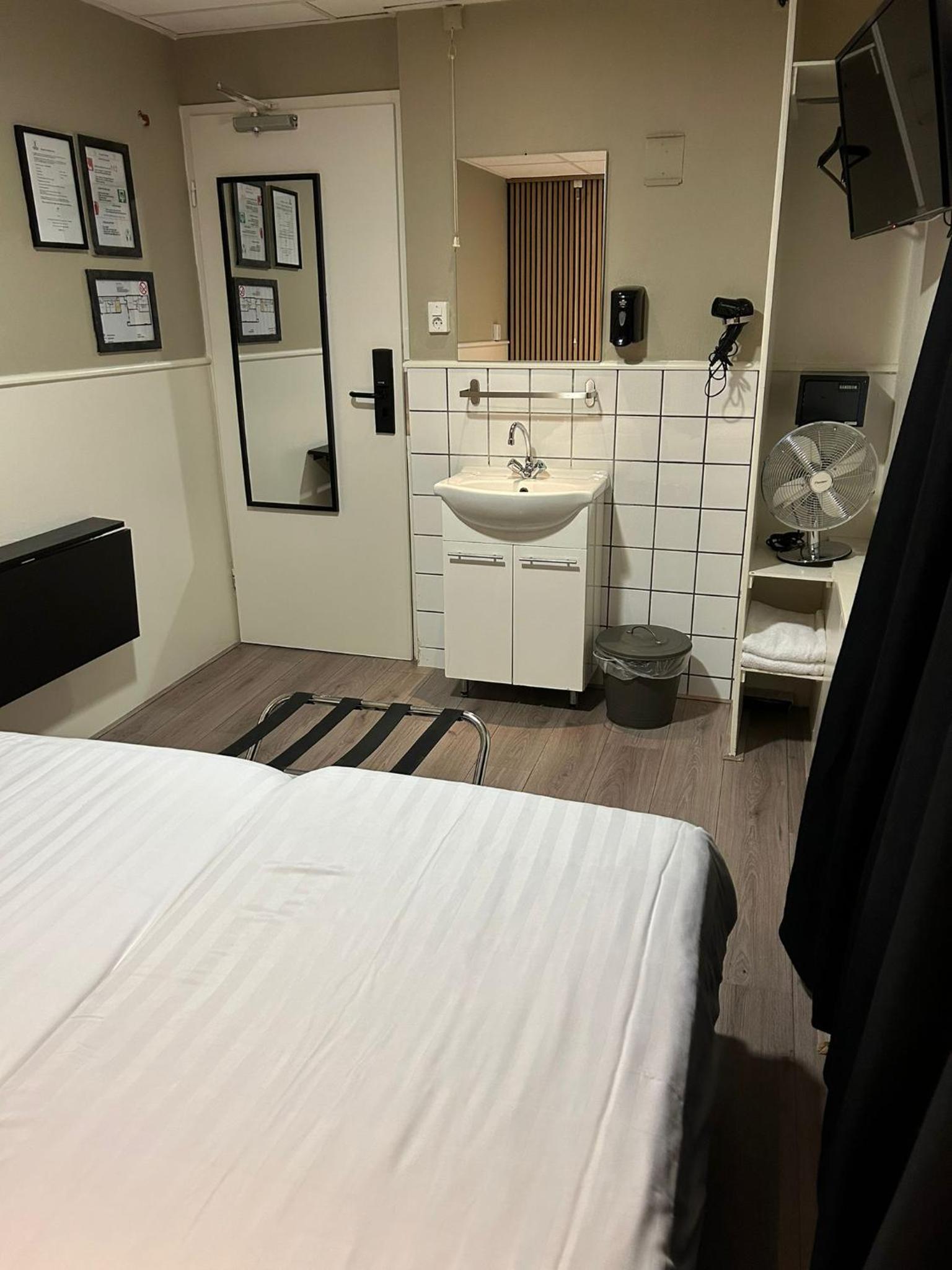 Twin Room with Shared Bathroom photo 2