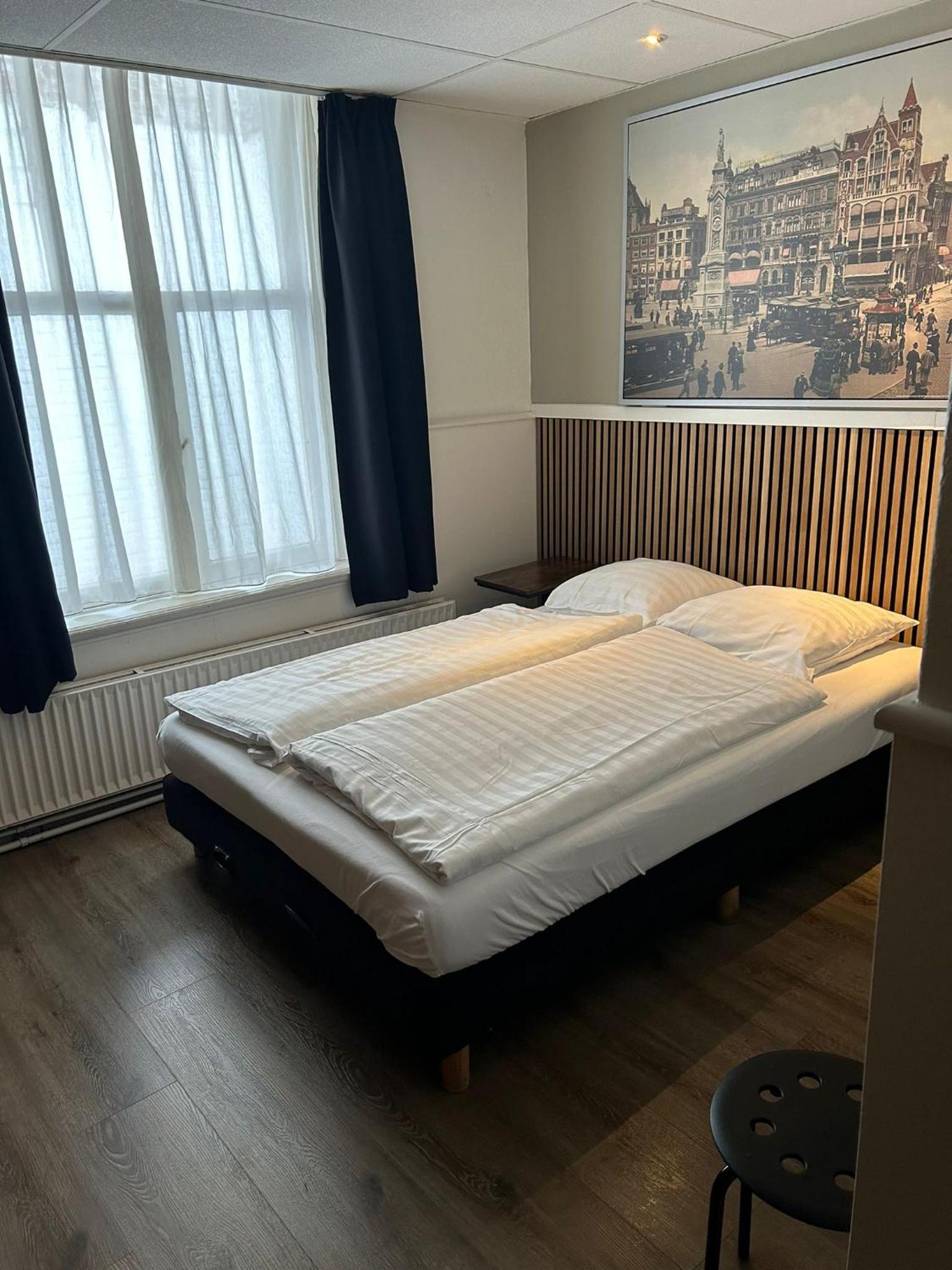 Double Room with Shared Bathroom photo 2