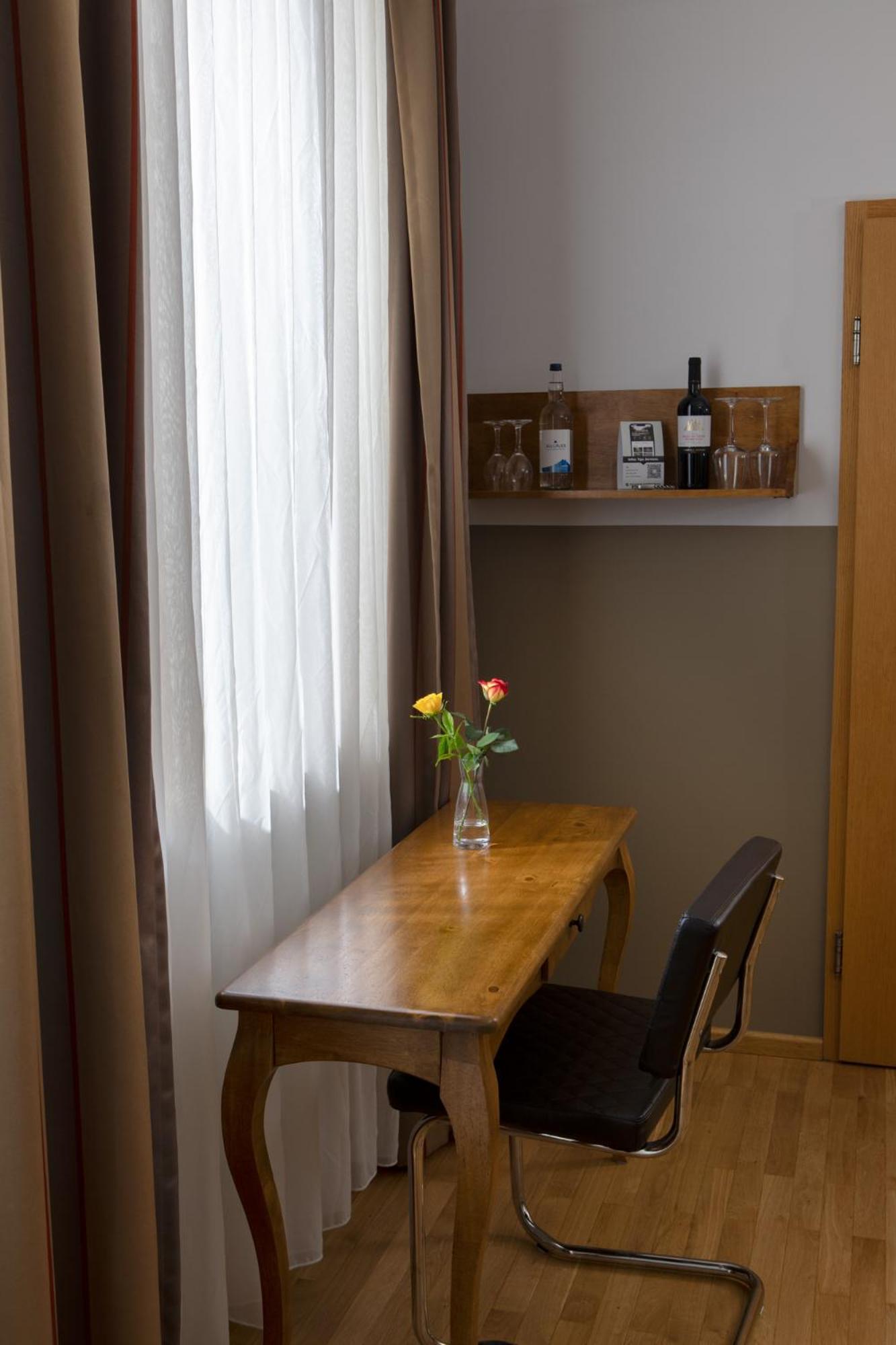 Standard Double Room - Photo 4