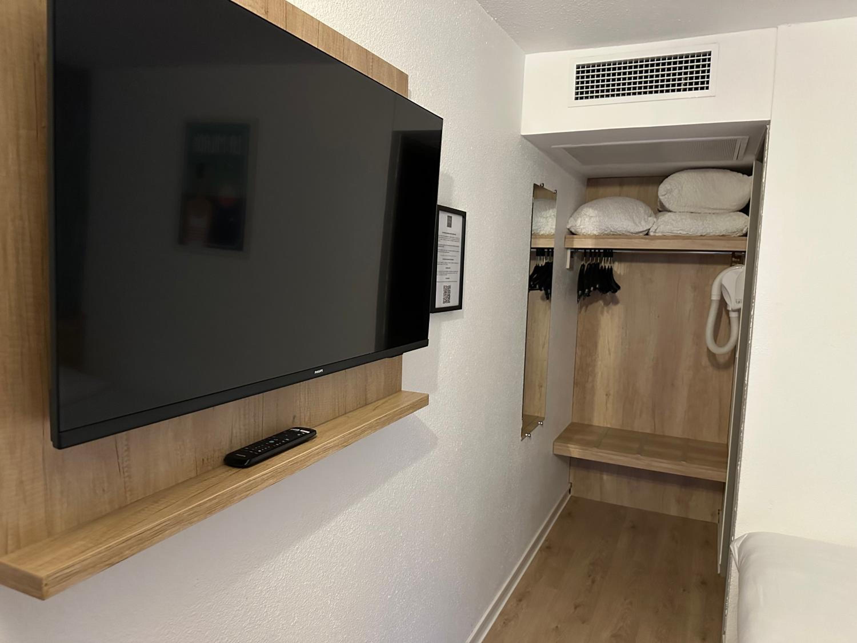 Standard Family Room with One Double and One Single Bed - Photo 9