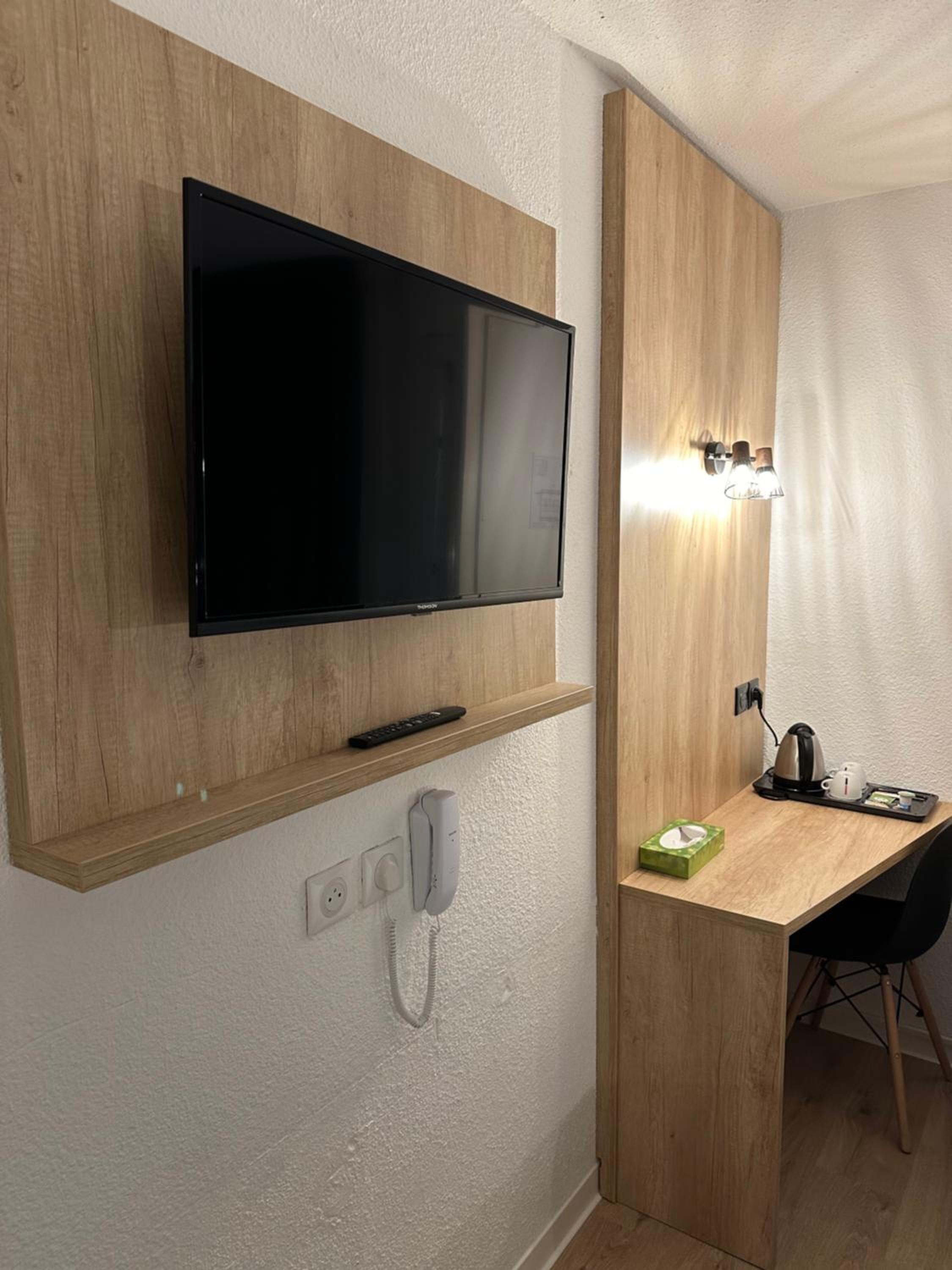 Standard Double Room - Non-Smoking - Photo 6