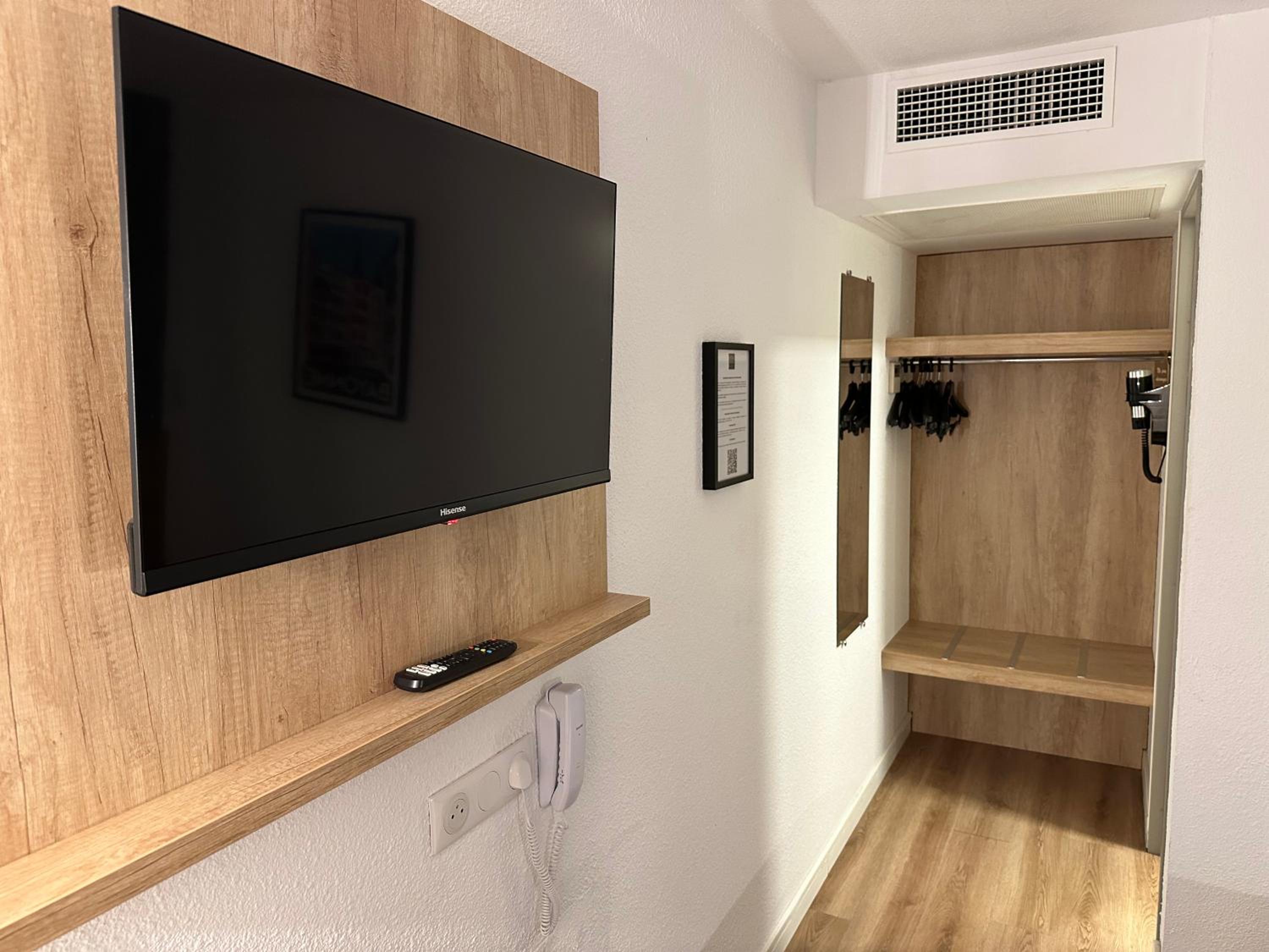 Standard Family Room with One Double and One Single Bed - Photo 4