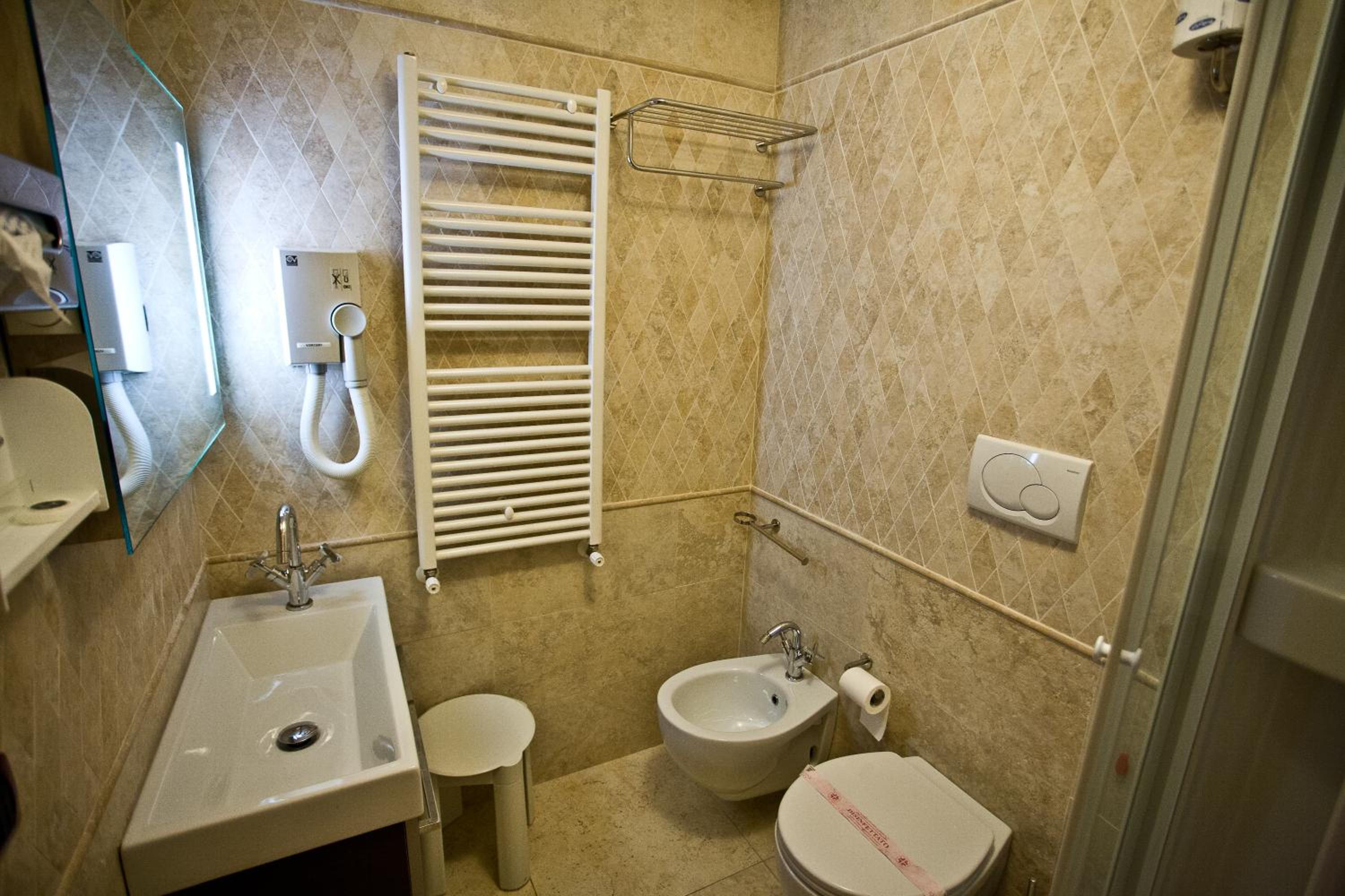 Double or Twin Room - Photo 8