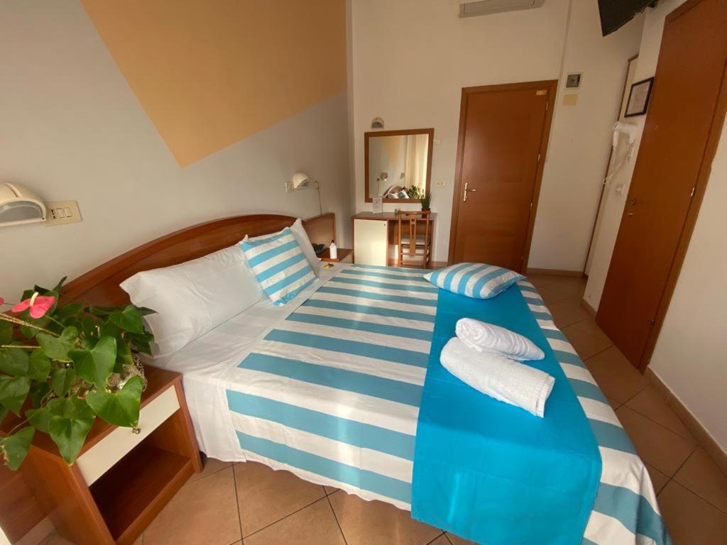 Double or Twin Room with Bathroom - Photo 21