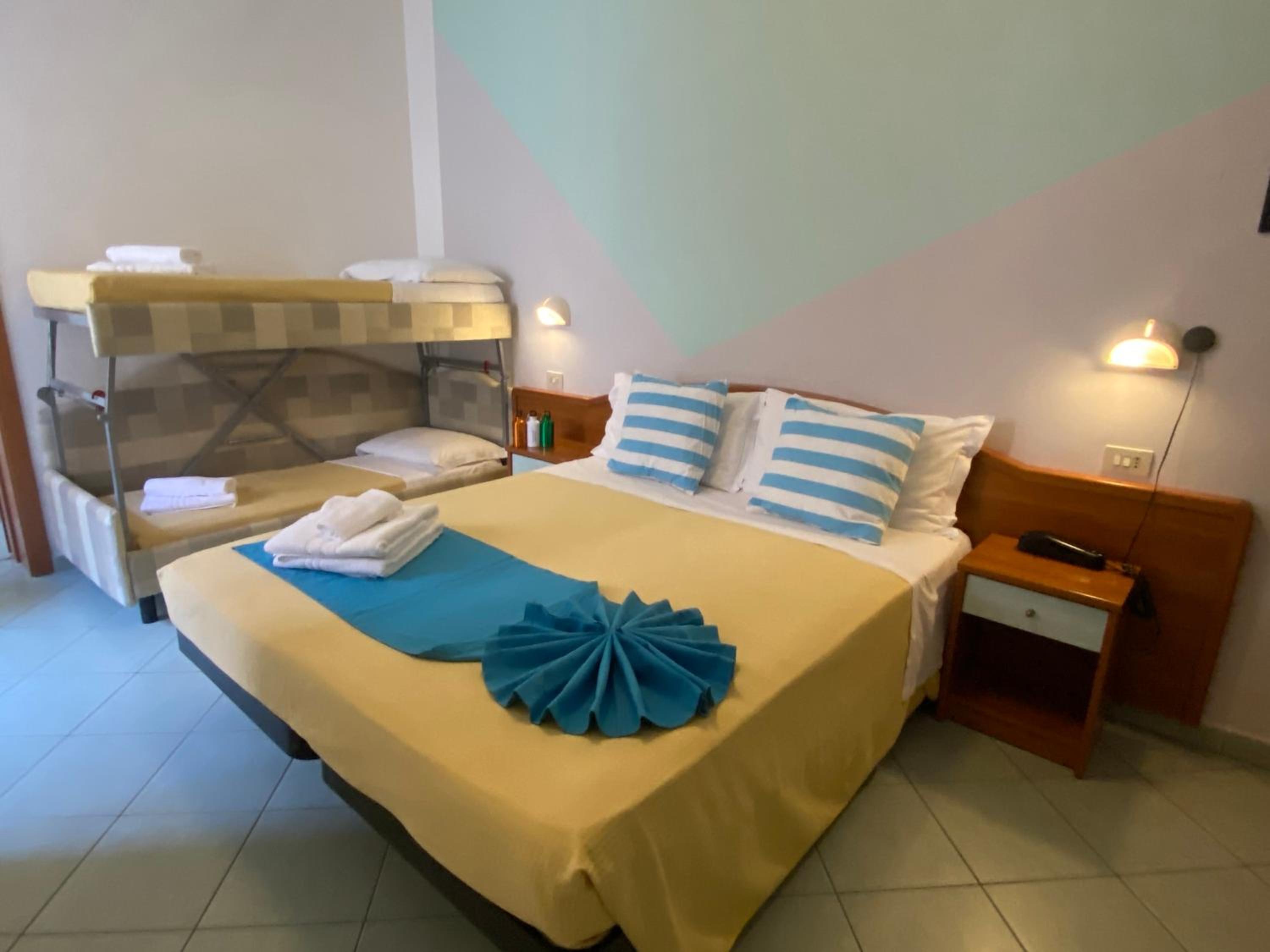 Quadruple Room with Bathroom - Photo 16