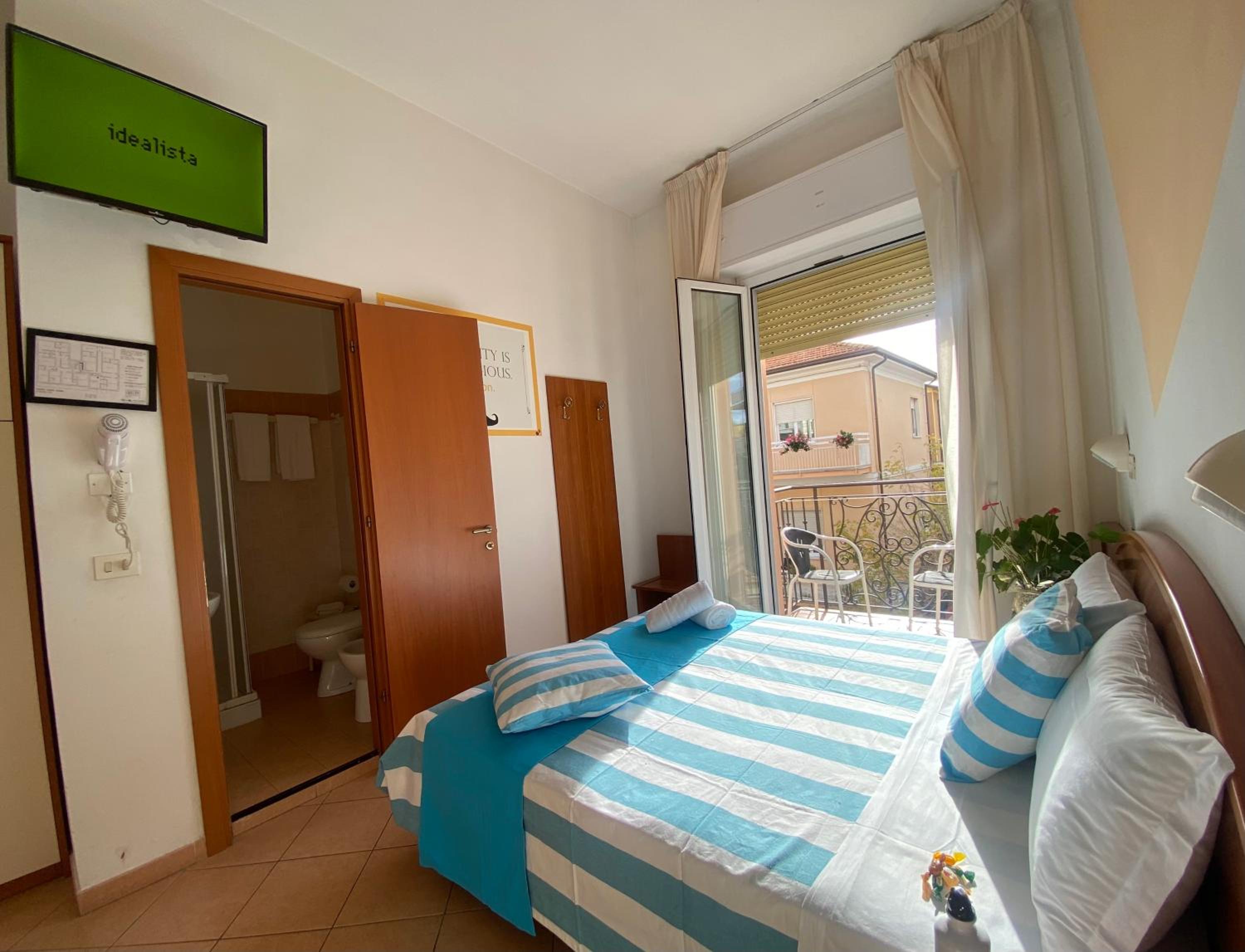 Double or Twin Room with Bathroom - Photo 23