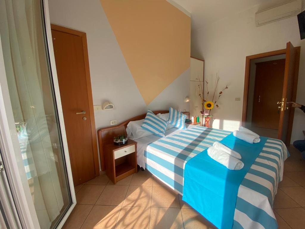 Double or Twin Room with Bathroom - Photo 22