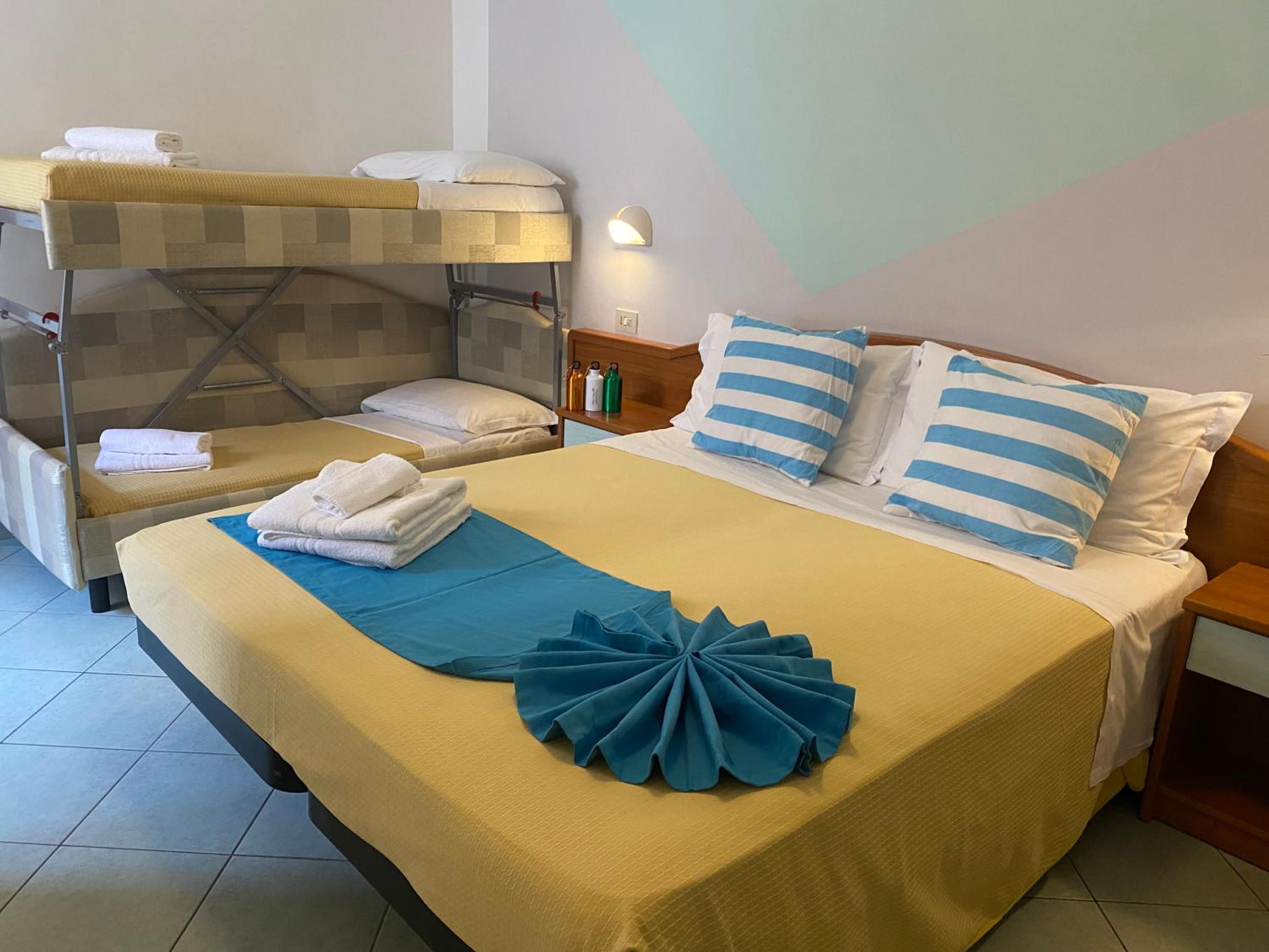 Quadruple Room with Bathroom - Photo 2