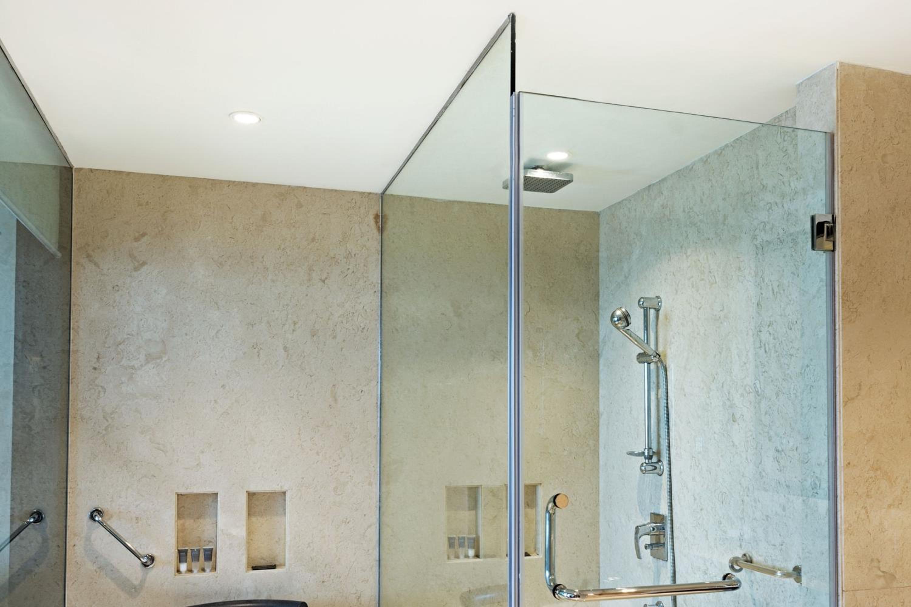 Junior Suite, Executive Lounge access, 1 Bedroom Suite - 15% off on Spa and 20% off on Laundry