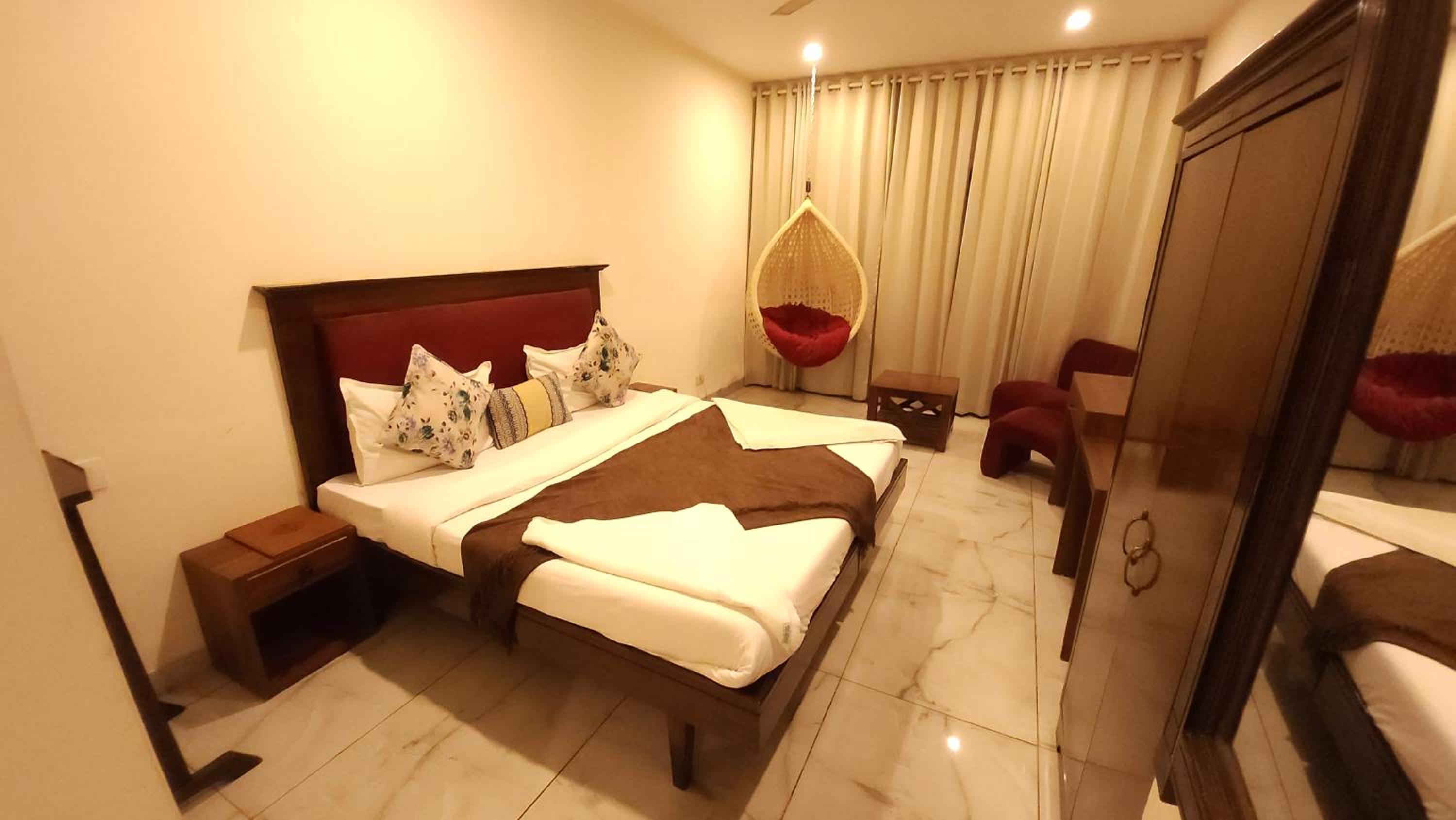Deluxe King Room - Photo 1