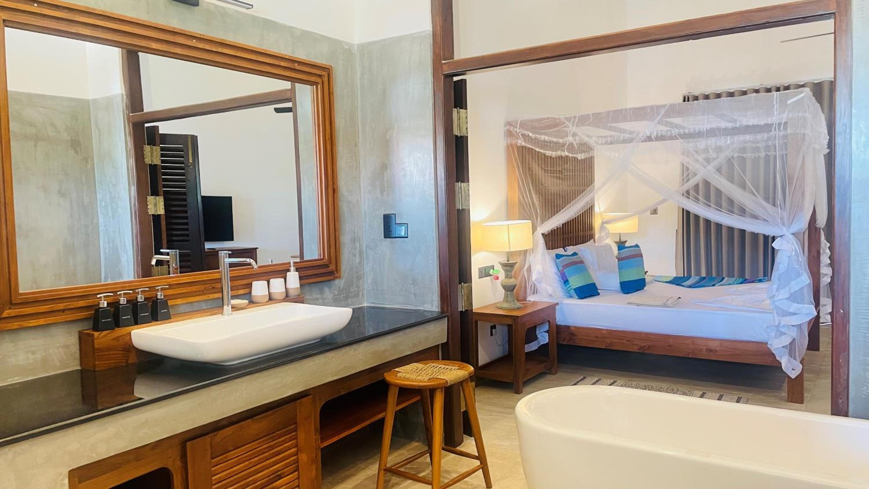 Deluxe Double Room with Balcony and Sea View