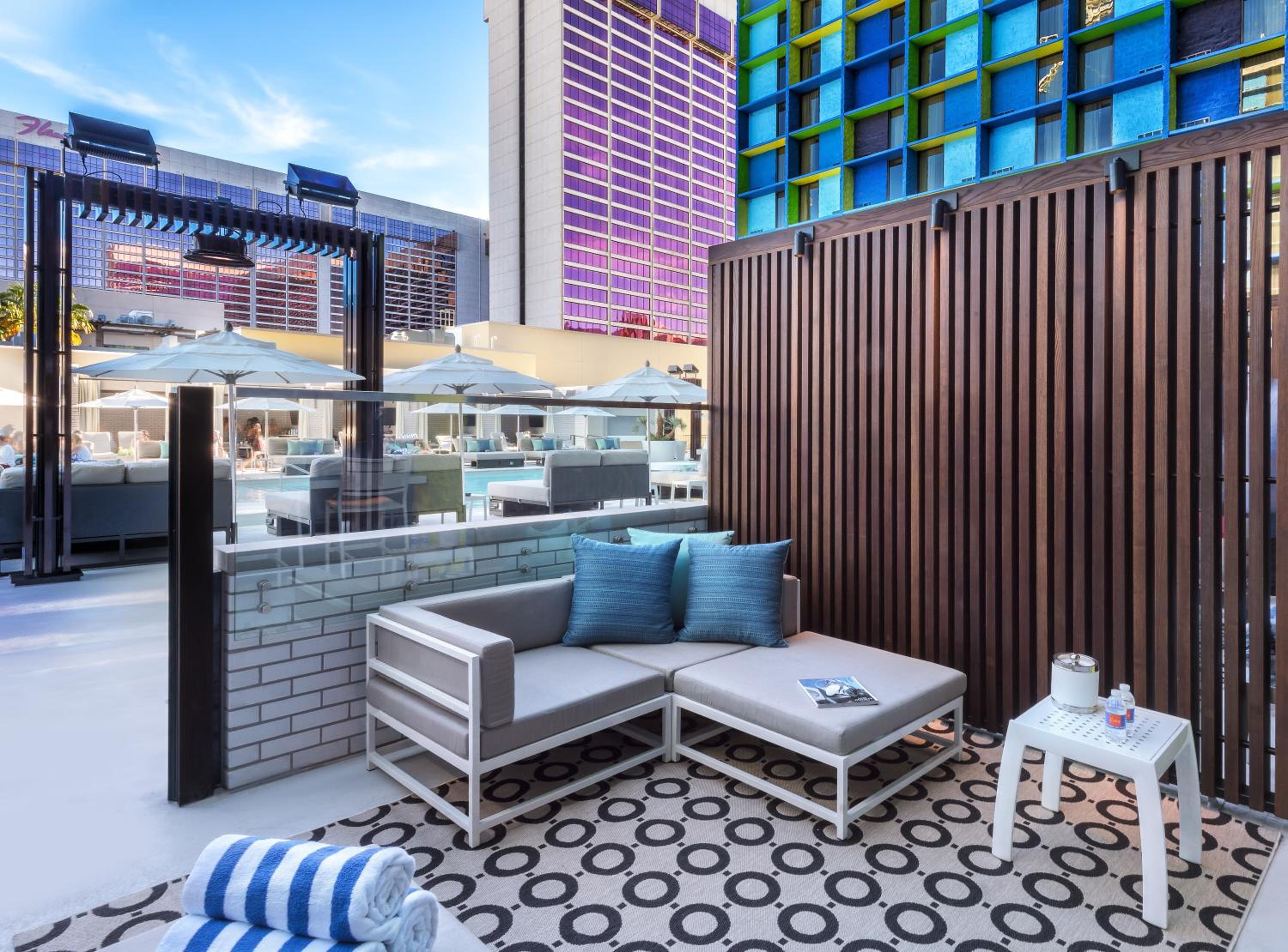 District 3 Deluxe Poolside Cabana King Non-Smoking	 - Photo 4