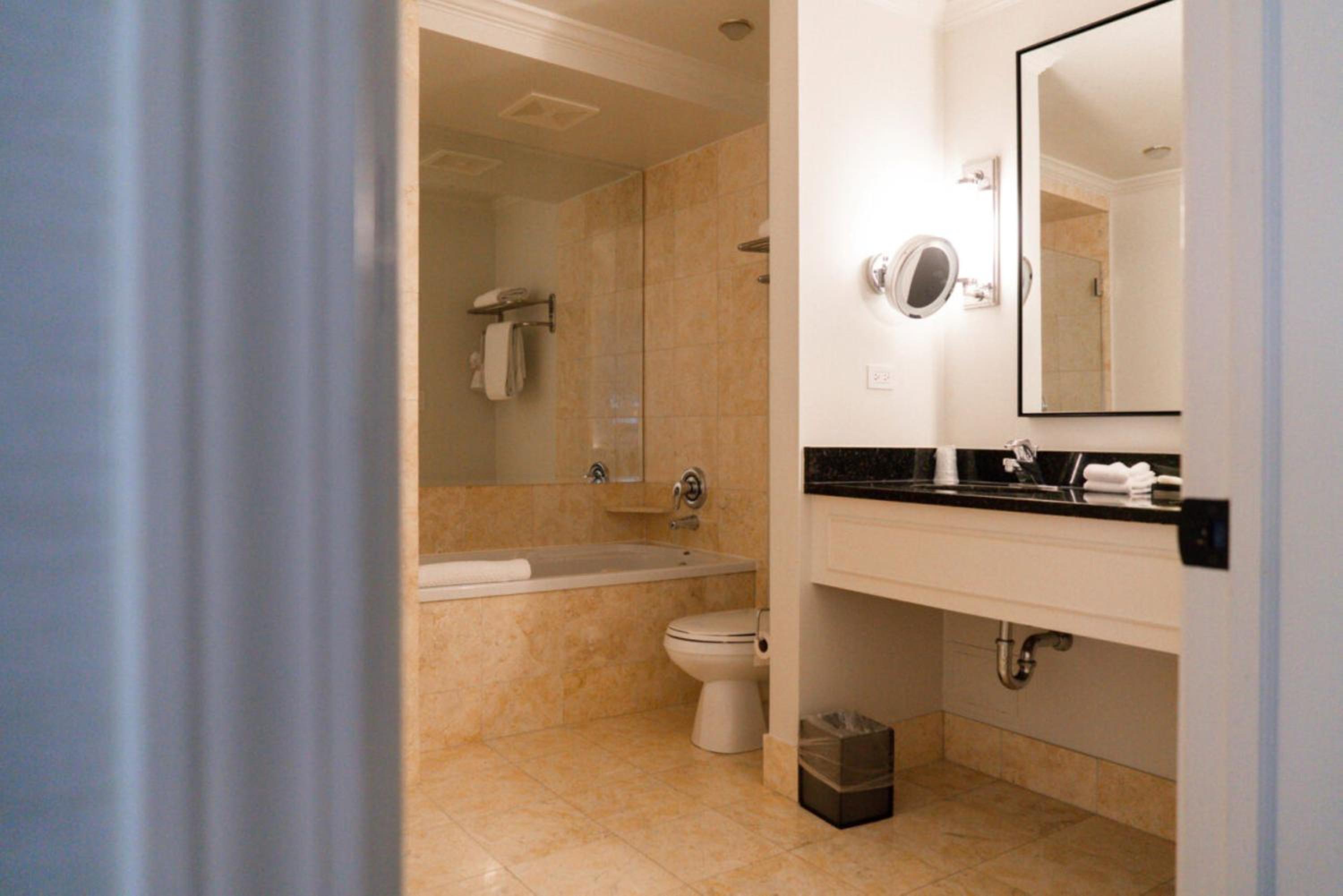 Standard Queen Room - Photo 8