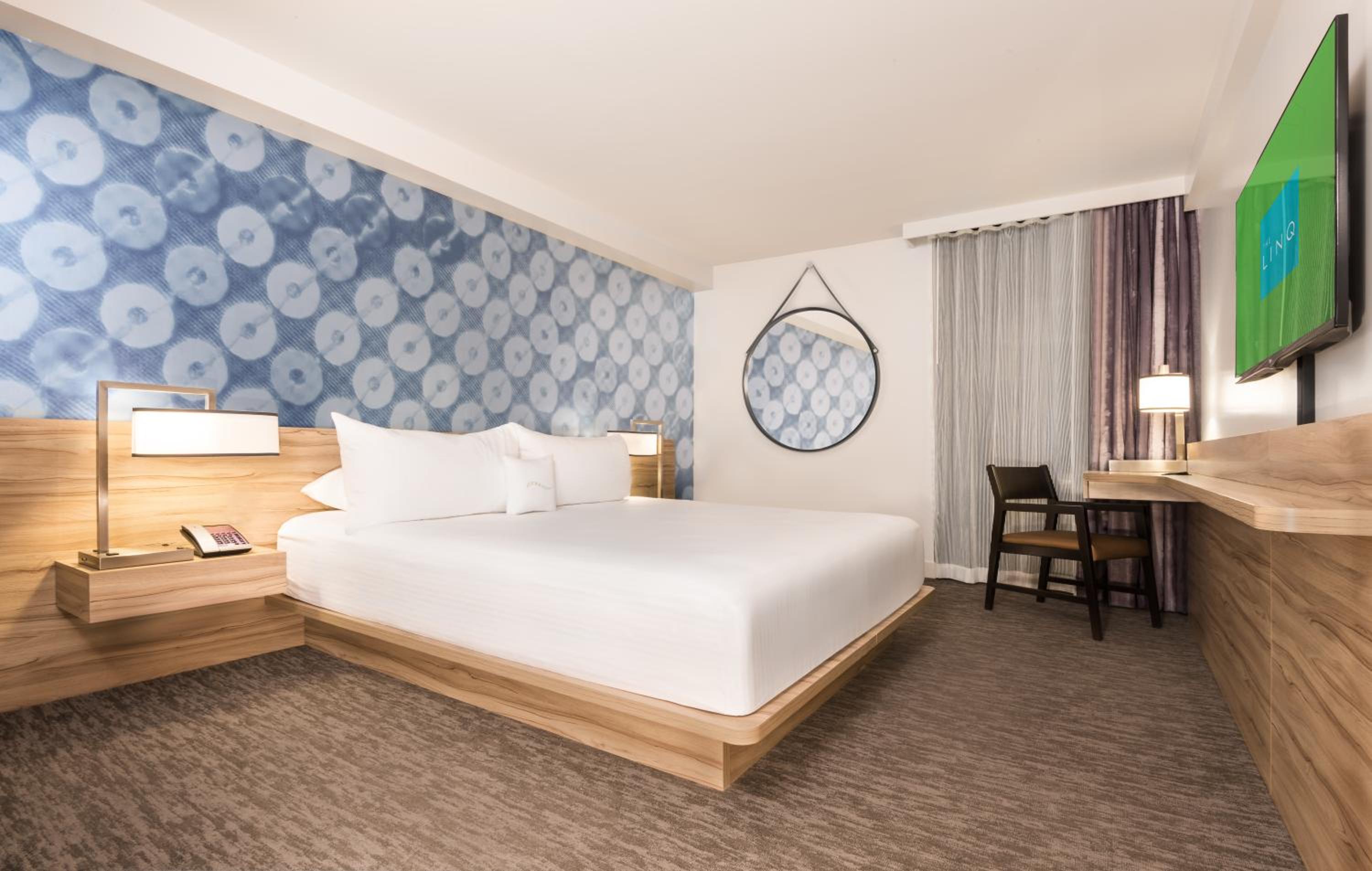 Deluxe Room,1 King, Non-Smoking - Photo 3