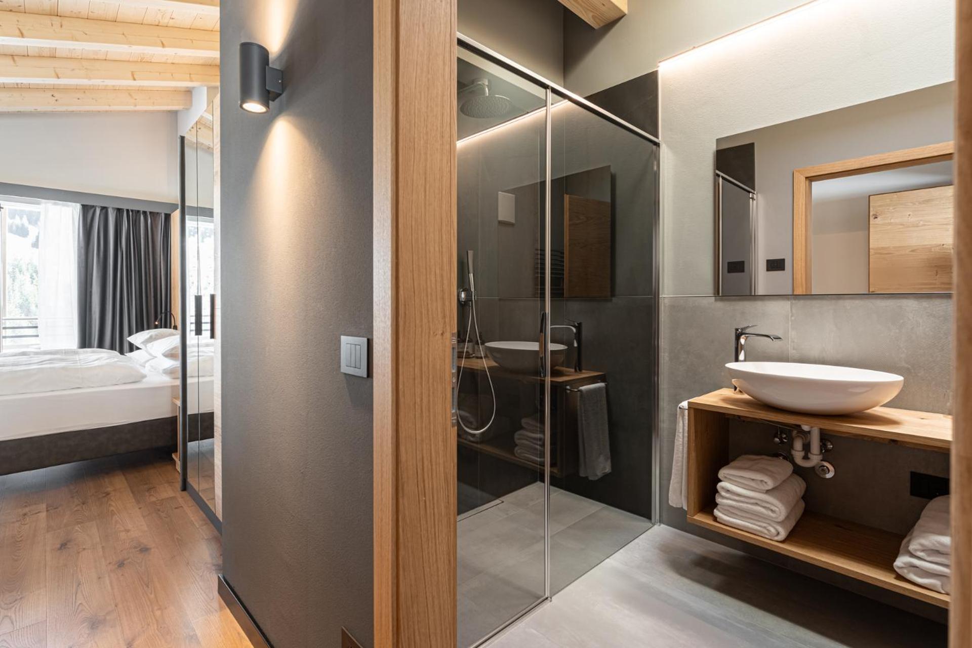 Junior Suite with Balcony - Photo 12