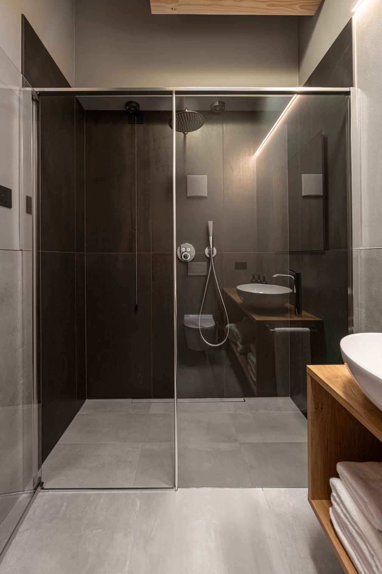 Junior Suite with Balcony - Photo 16