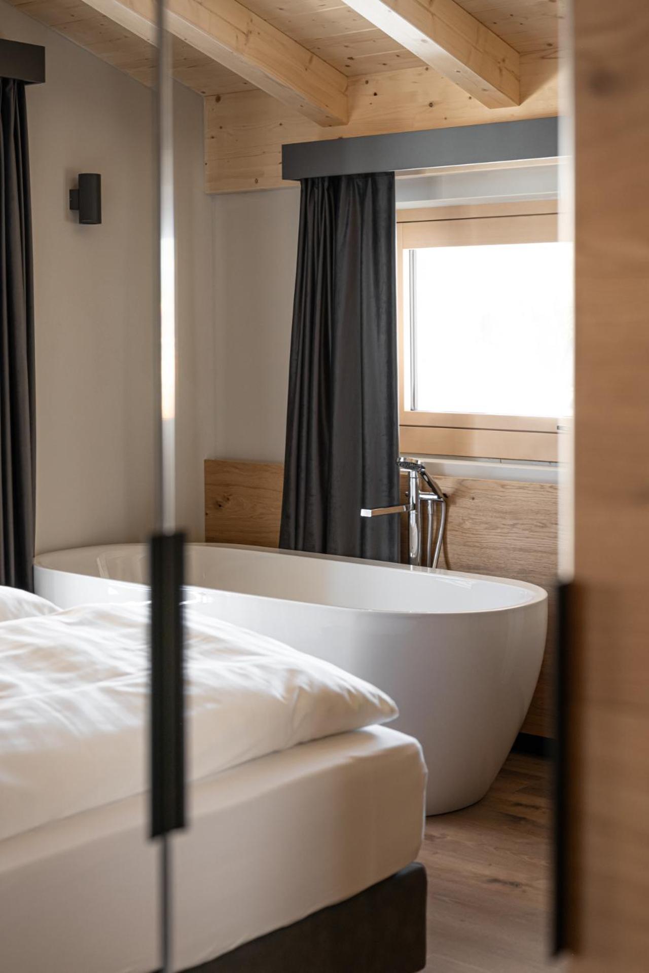 Junior Suite with Balcony - Photo 17