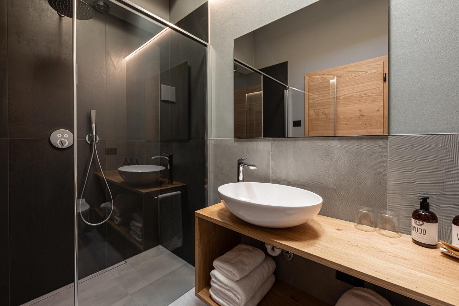Junior Suite with Balcony - Photo 18