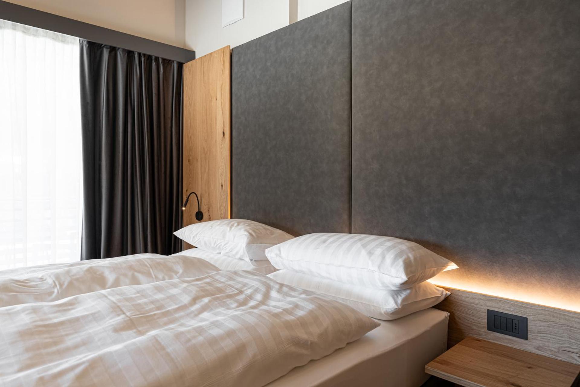 Junior Suite with Balcony - Photo 10