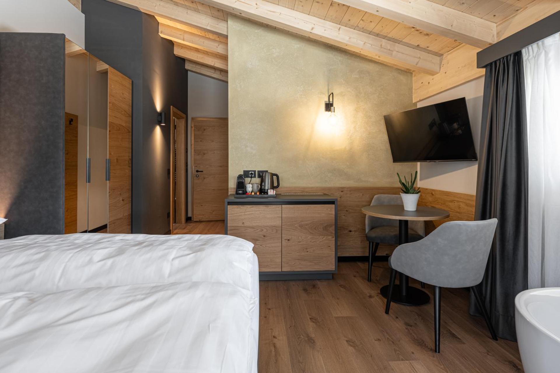 Junior Suite with Balcony - Photo 7