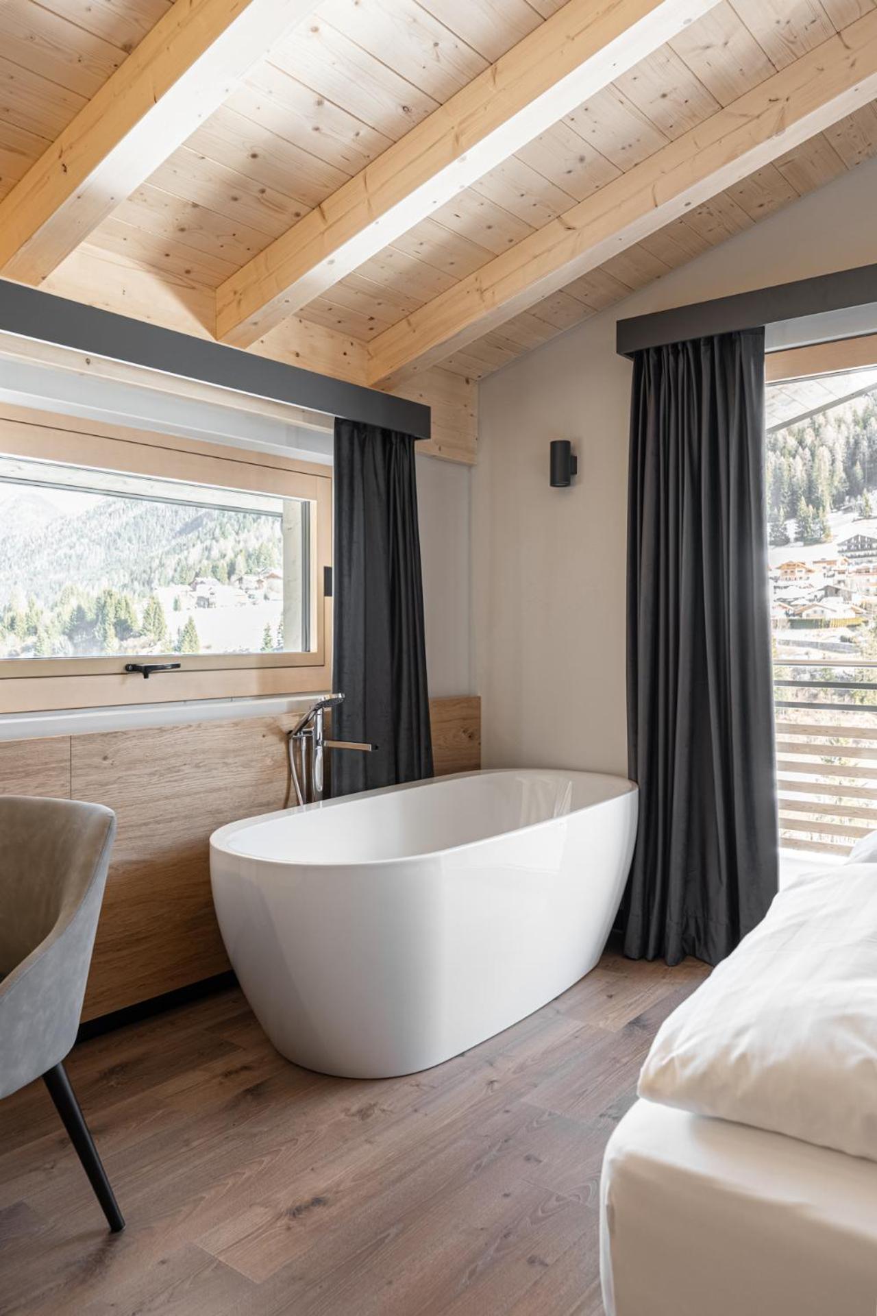 Junior Suite with Balcony - Photo 8