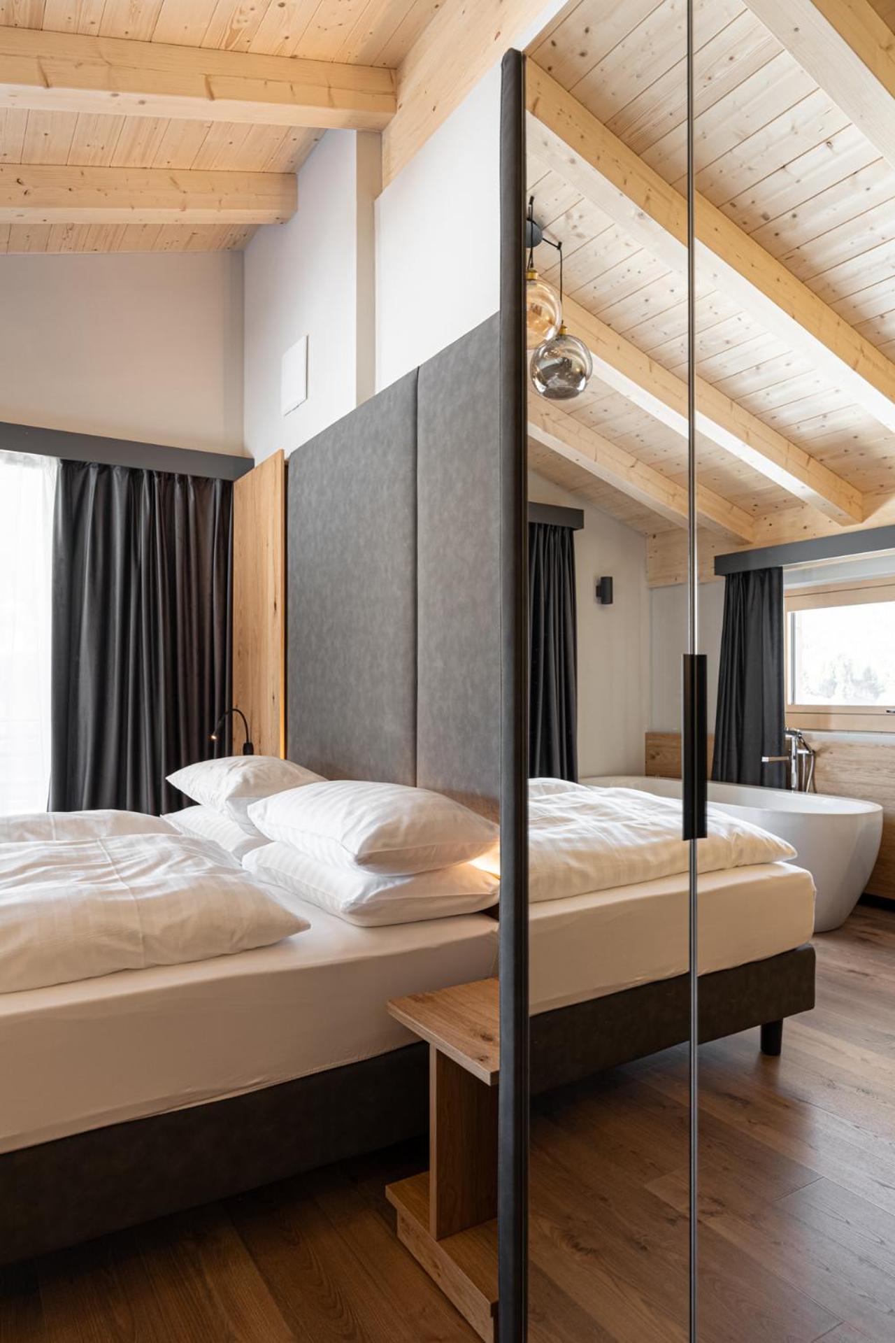 Junior Suite with Balcony - Photo 2