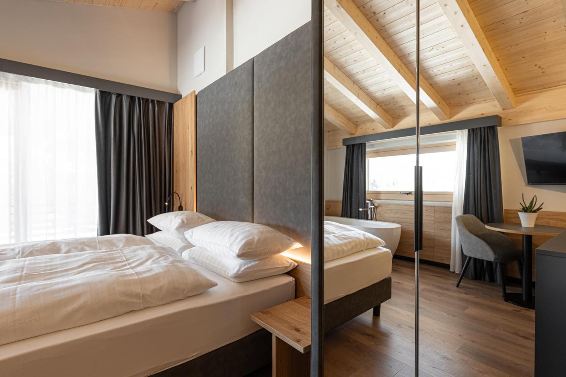 Junior Suite with Balcony - Photo 5